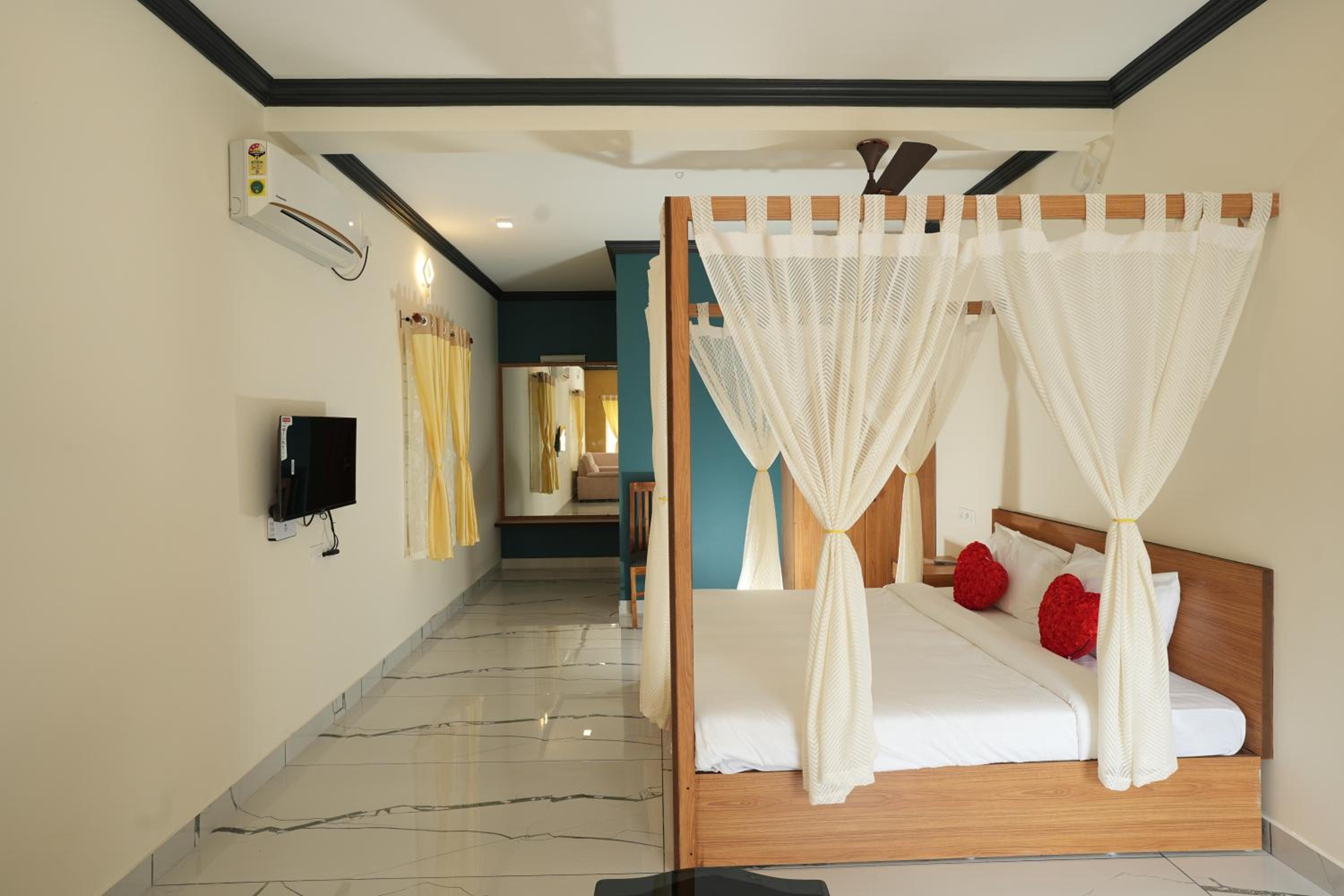 Queen Room with Pool View photo 2