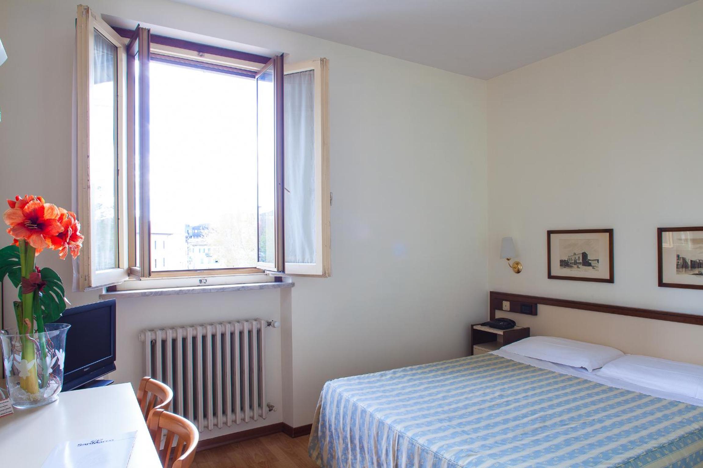 Double Room - Photo 16