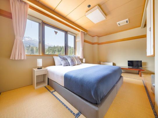 Family Room with Mountain View photo 1