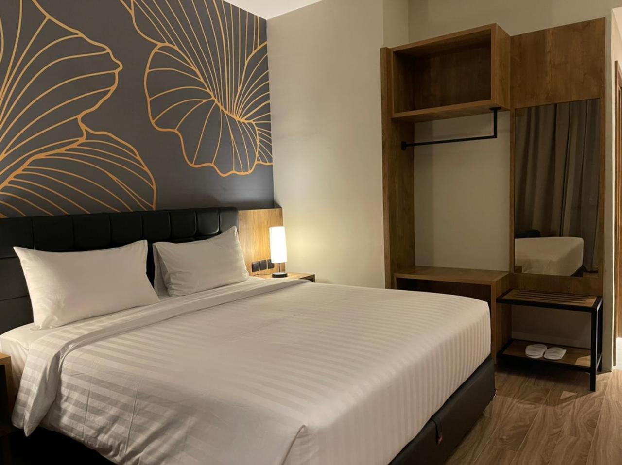 Deluxe King Room - Non-Smoking - Photo 8