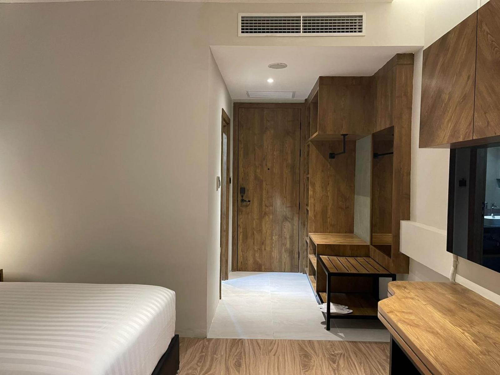 Deluxe King Room - Non-Smoking - Photo 6