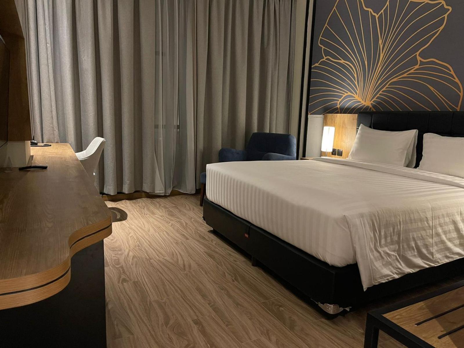 Deluxe King Room - Non-Smoking - Photo 13