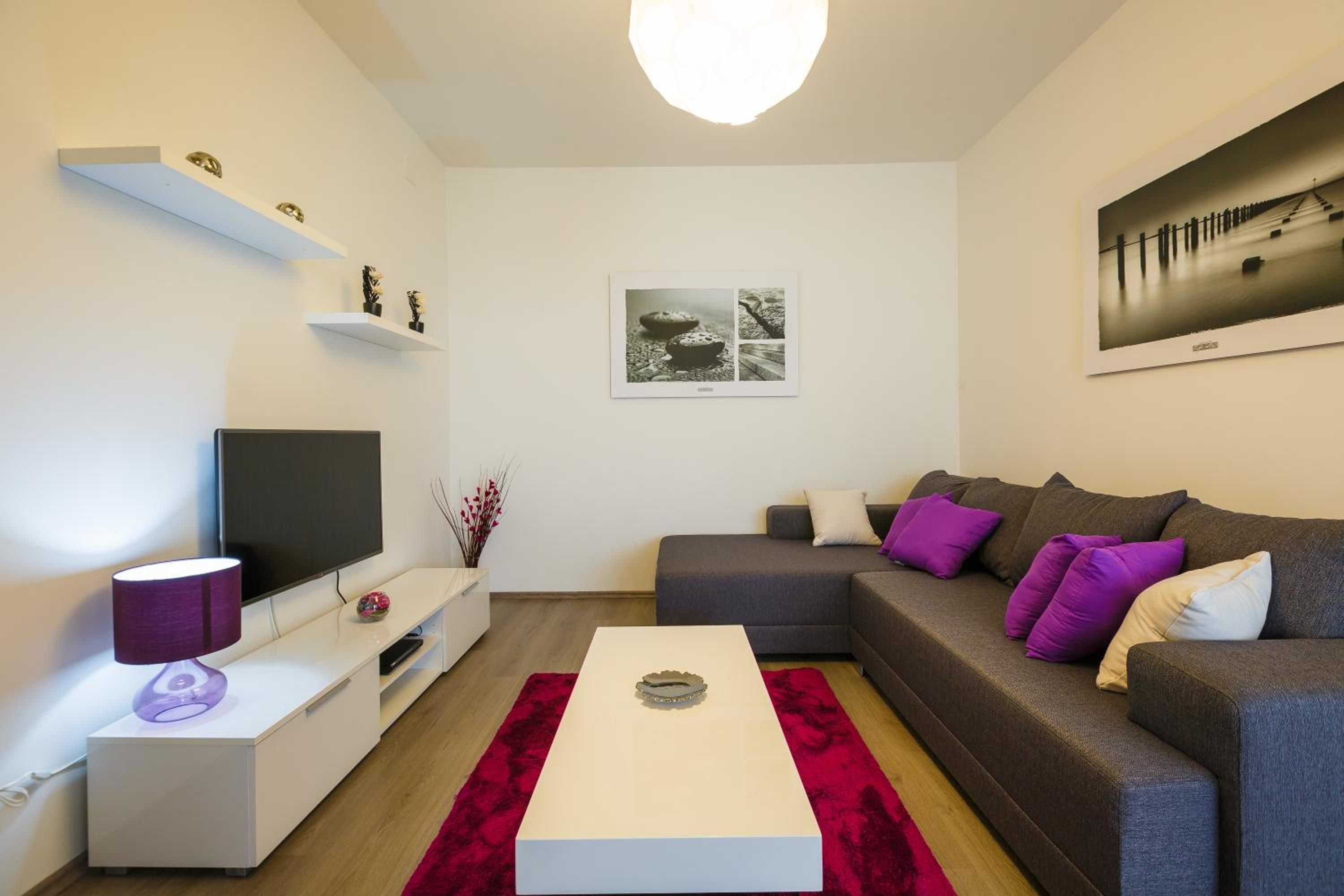 One-Bedroom Apartment photo 1