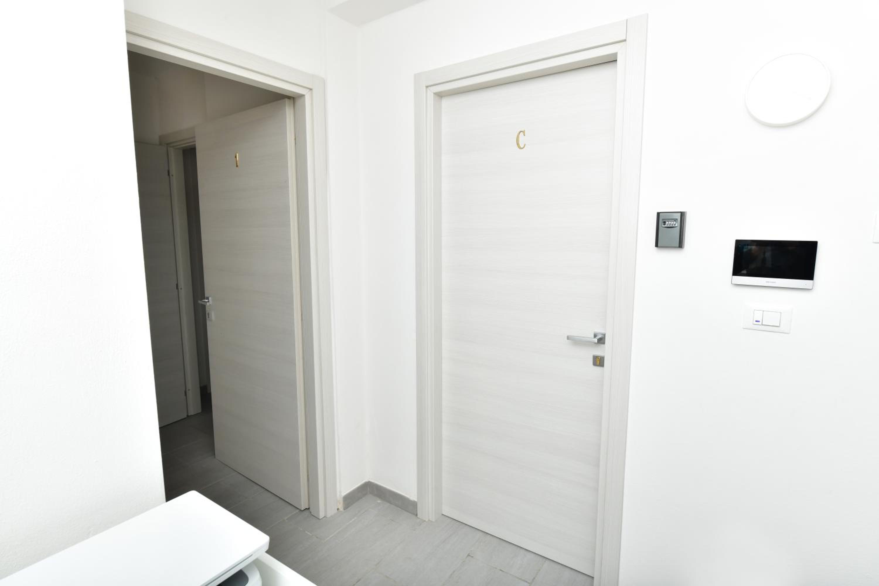 Twin Room with Private Bathroom - Photo 9