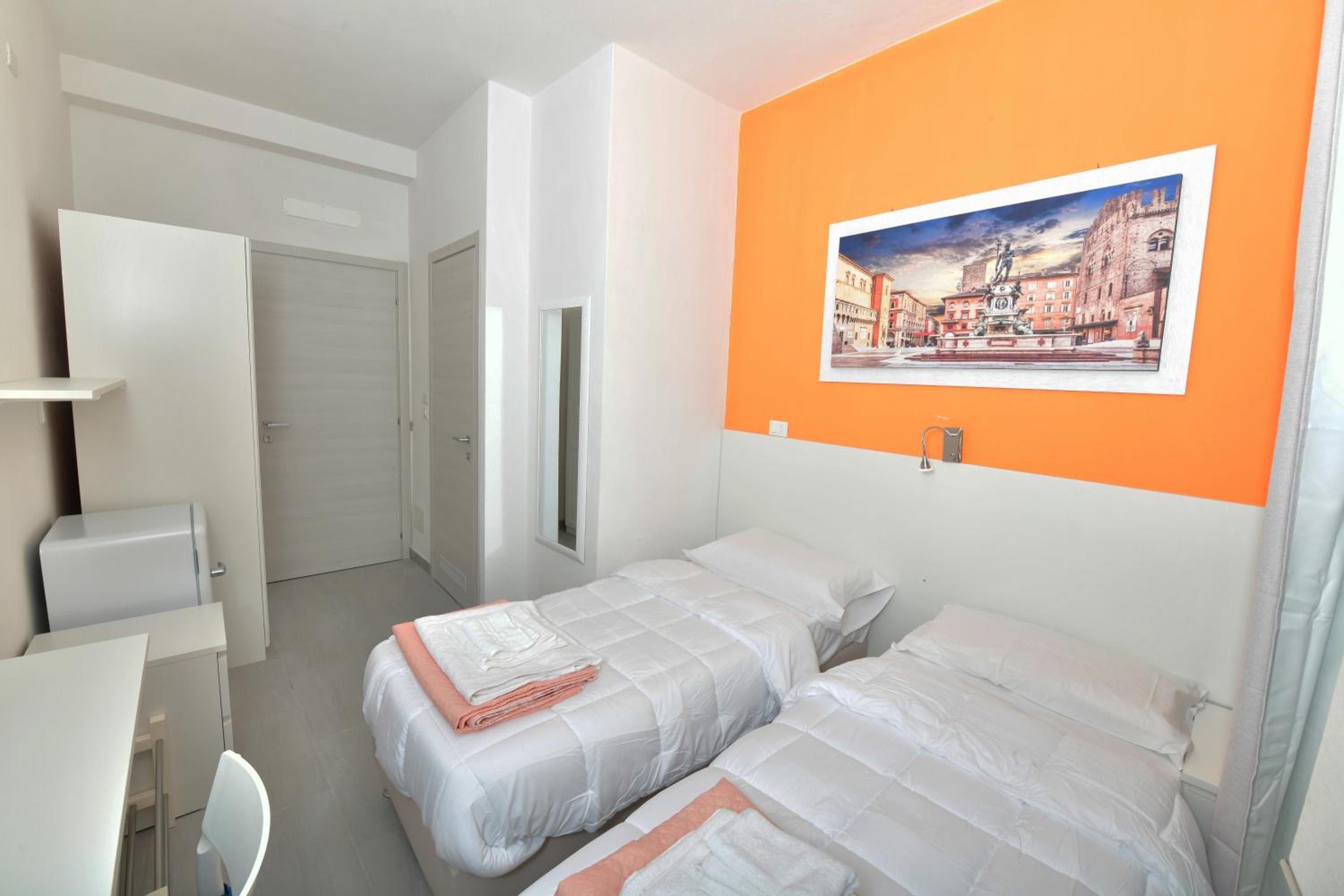 Twin Room with Private Bathroom - Photo 4