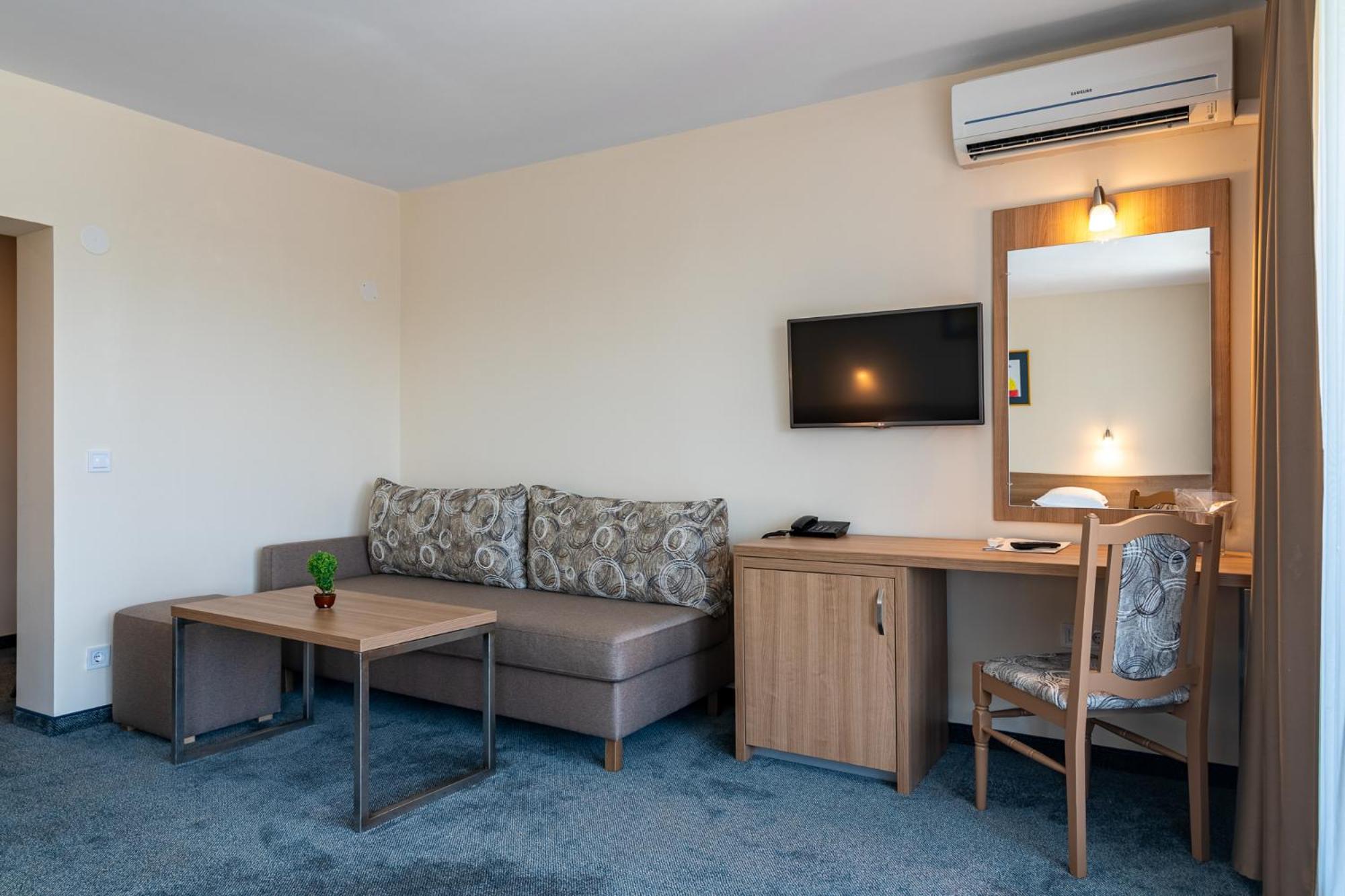 Family Room with Balcony  photo 3