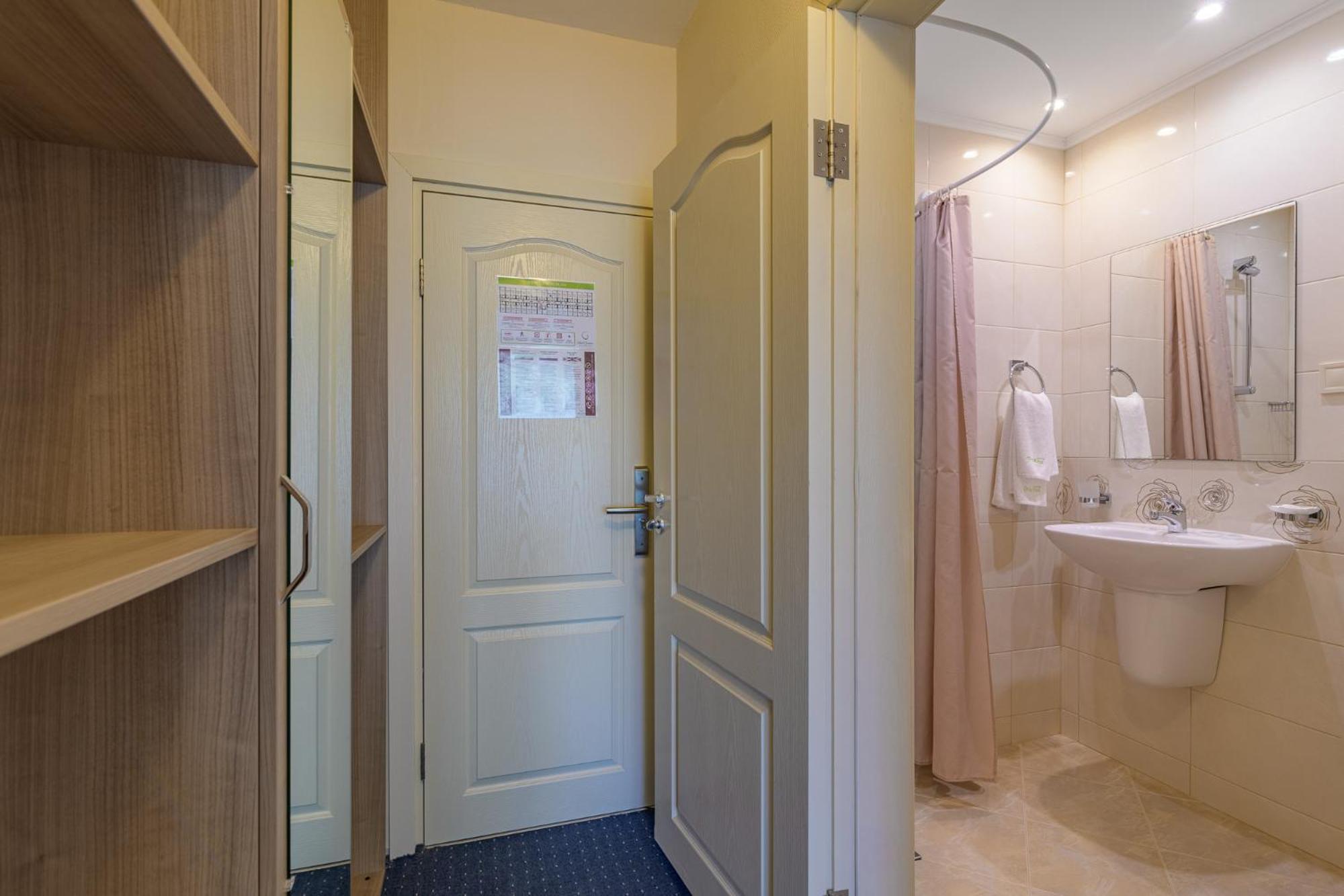 Double or Twin Room with Balcony photo 3