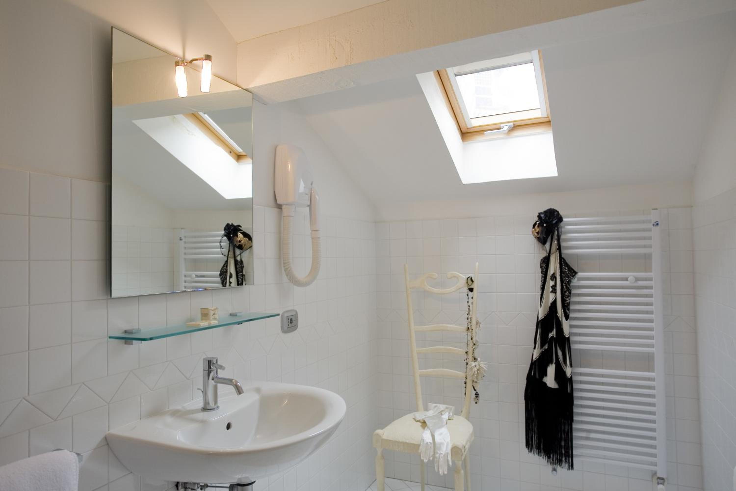Double Room - Photo 16