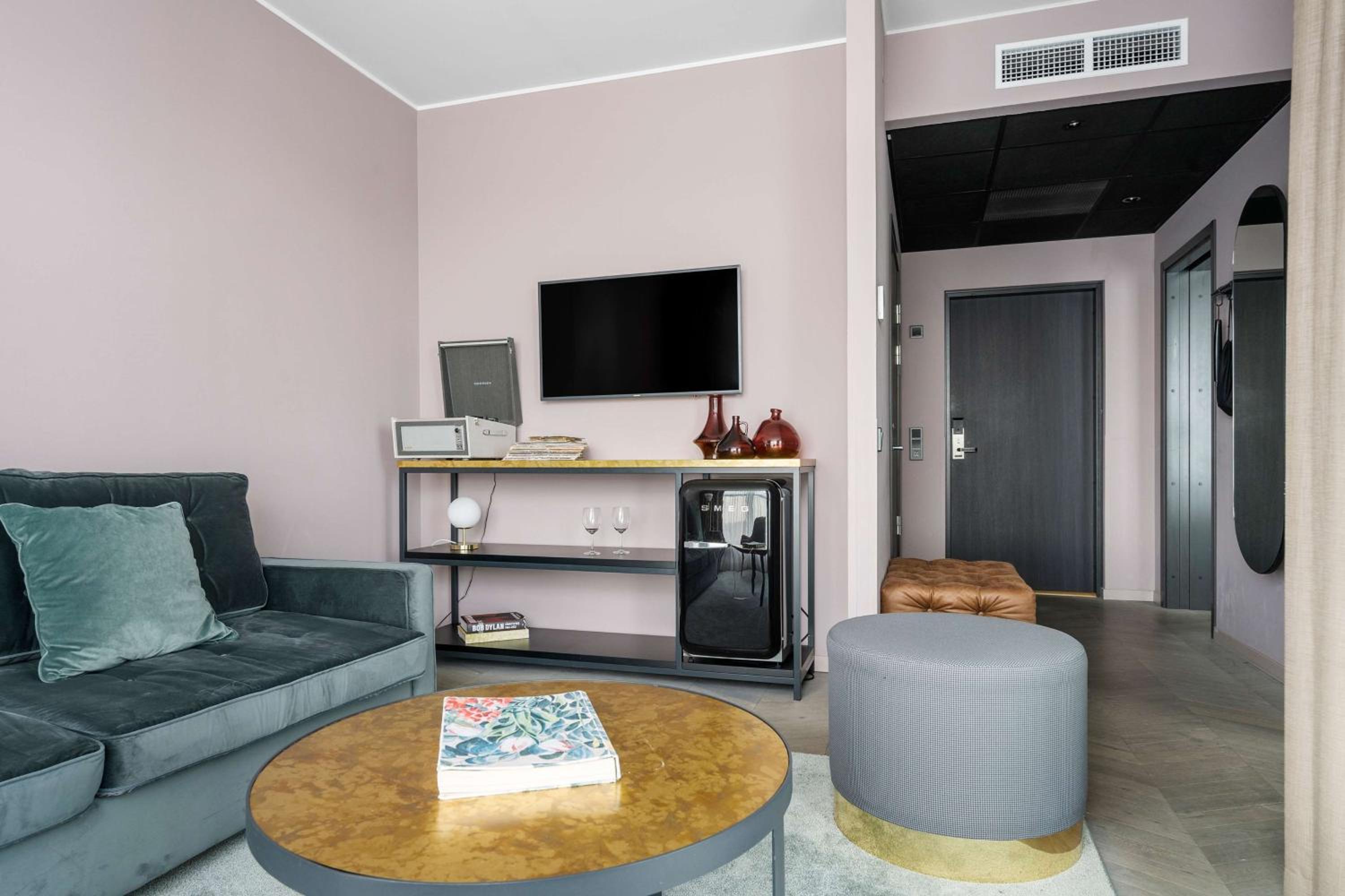 Suite with King Bed and Terrace - Non-Smoking - Photo 4