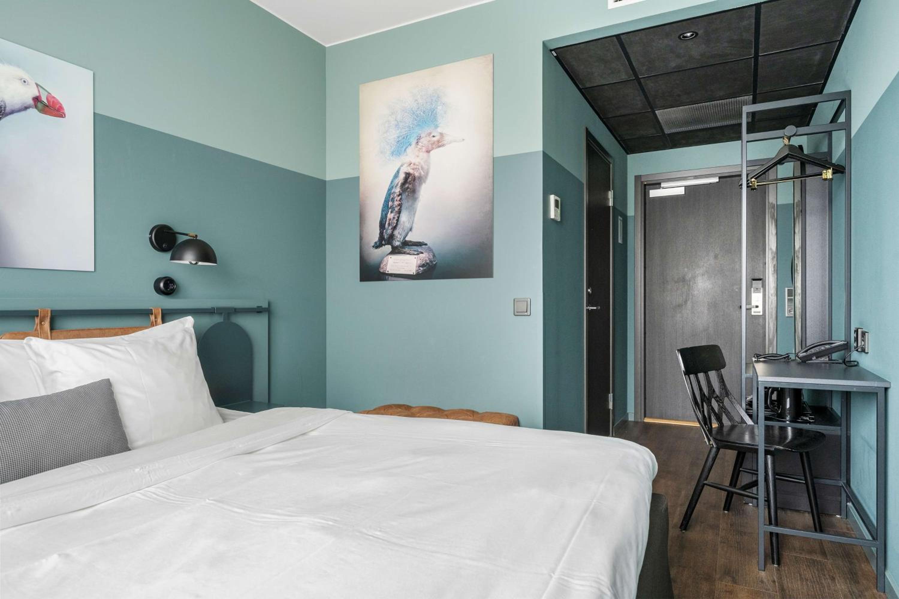 Economy Queen Room with Queen Bed - Non-Smoking photo 3