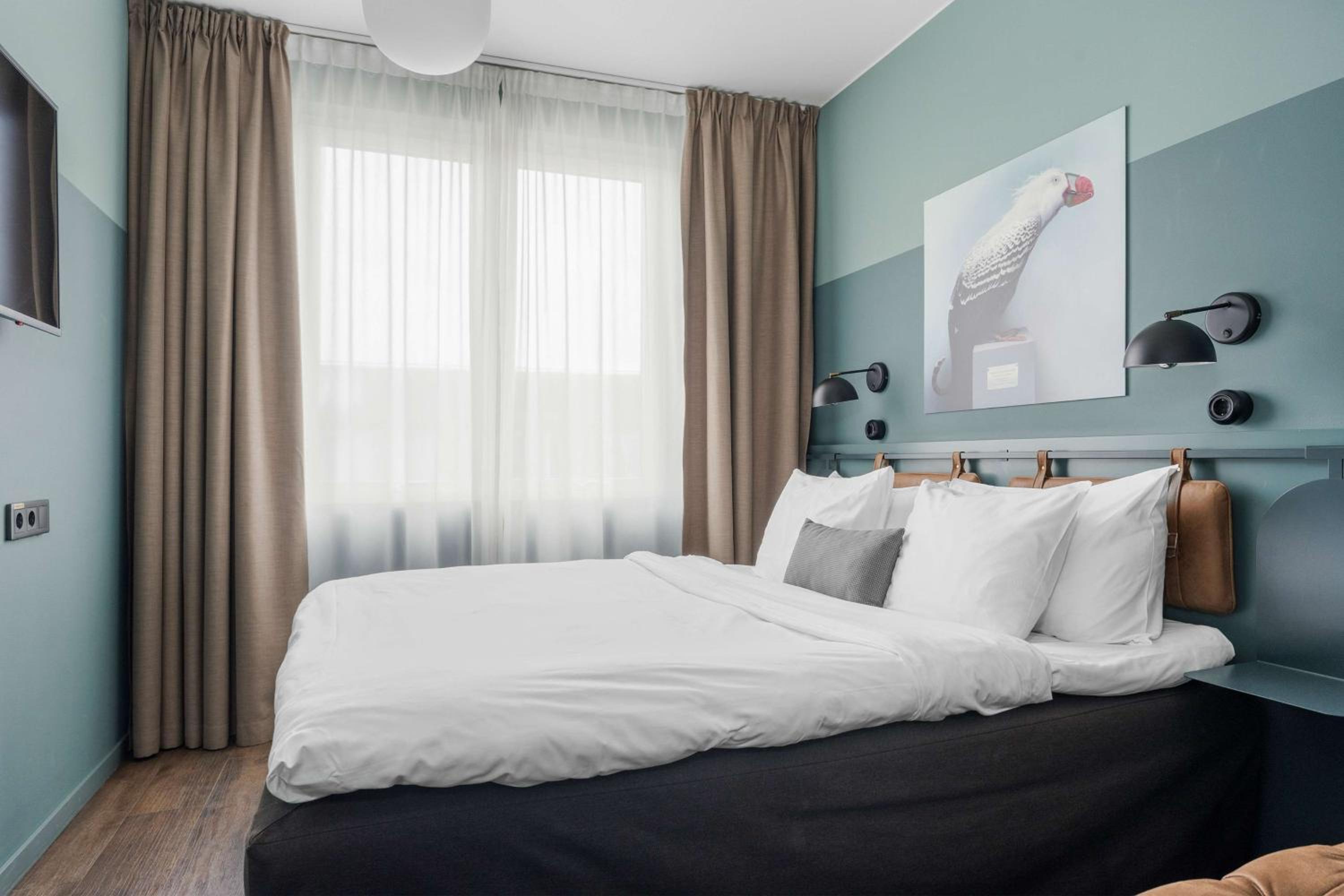 Economy Queen Room with Queen Bed - Non-Smoking photo 1
