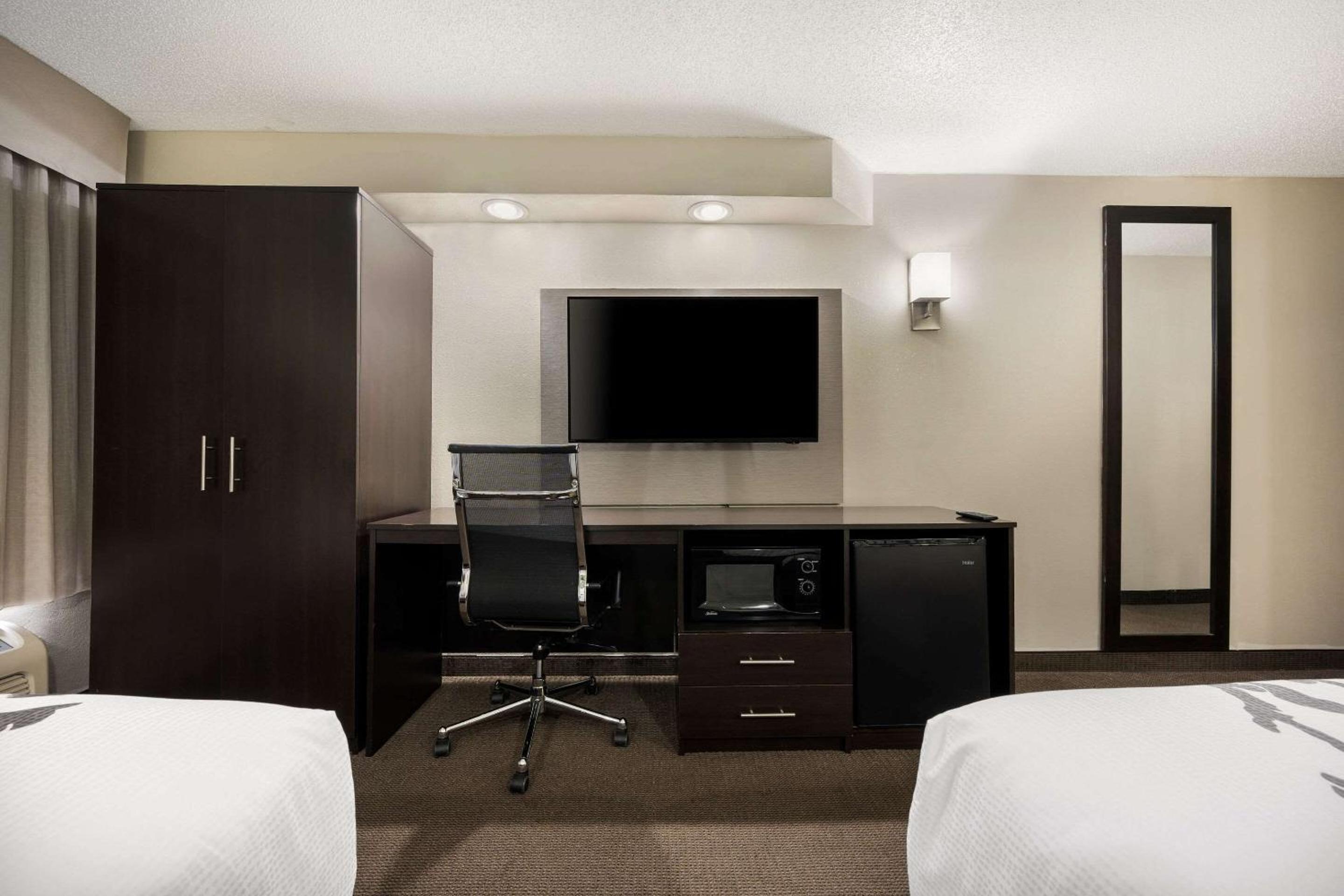 Queen Room with Two Queen Beds - Non-Smoking - Photo 2