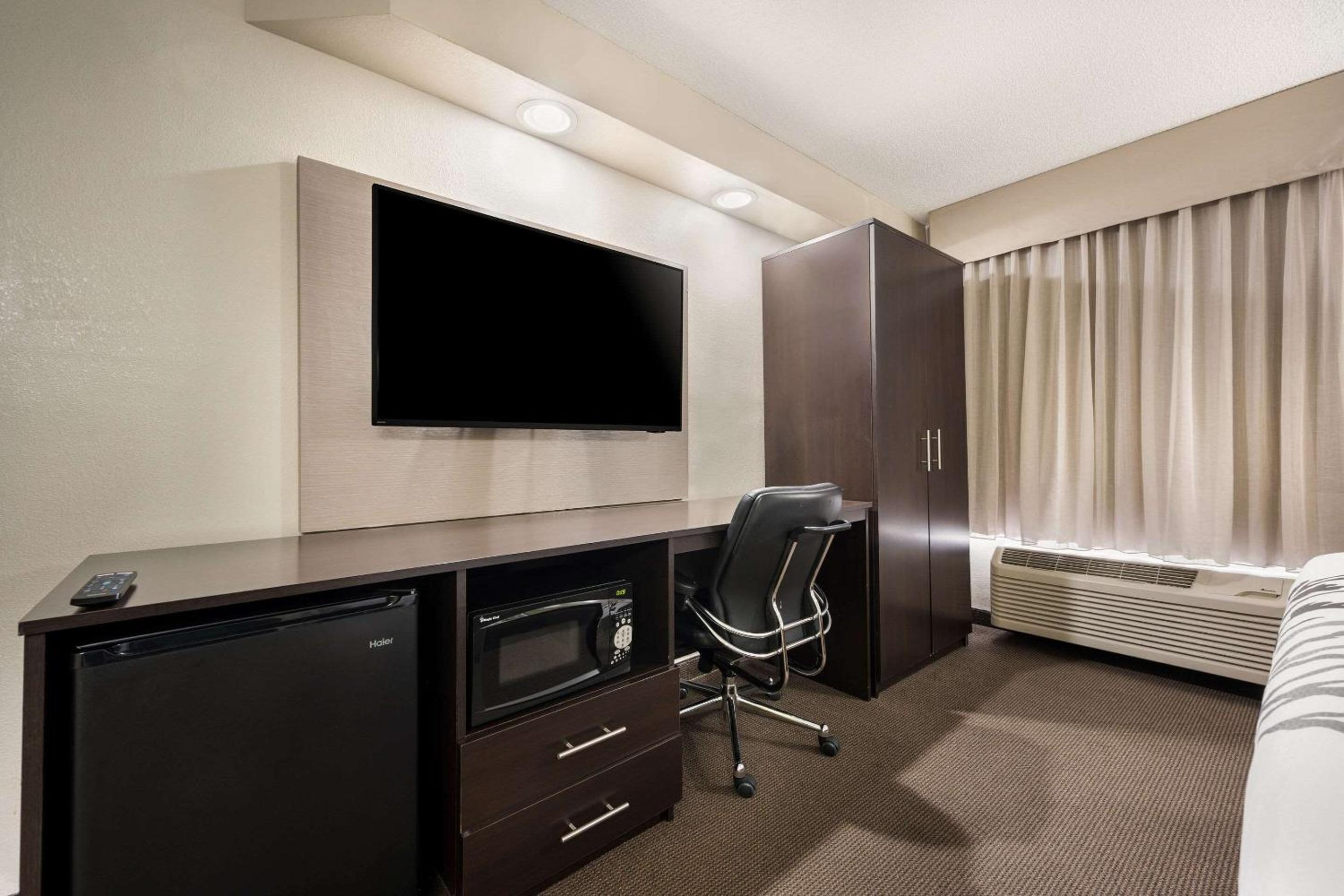 King Room - Non-Smoking - Photo 6