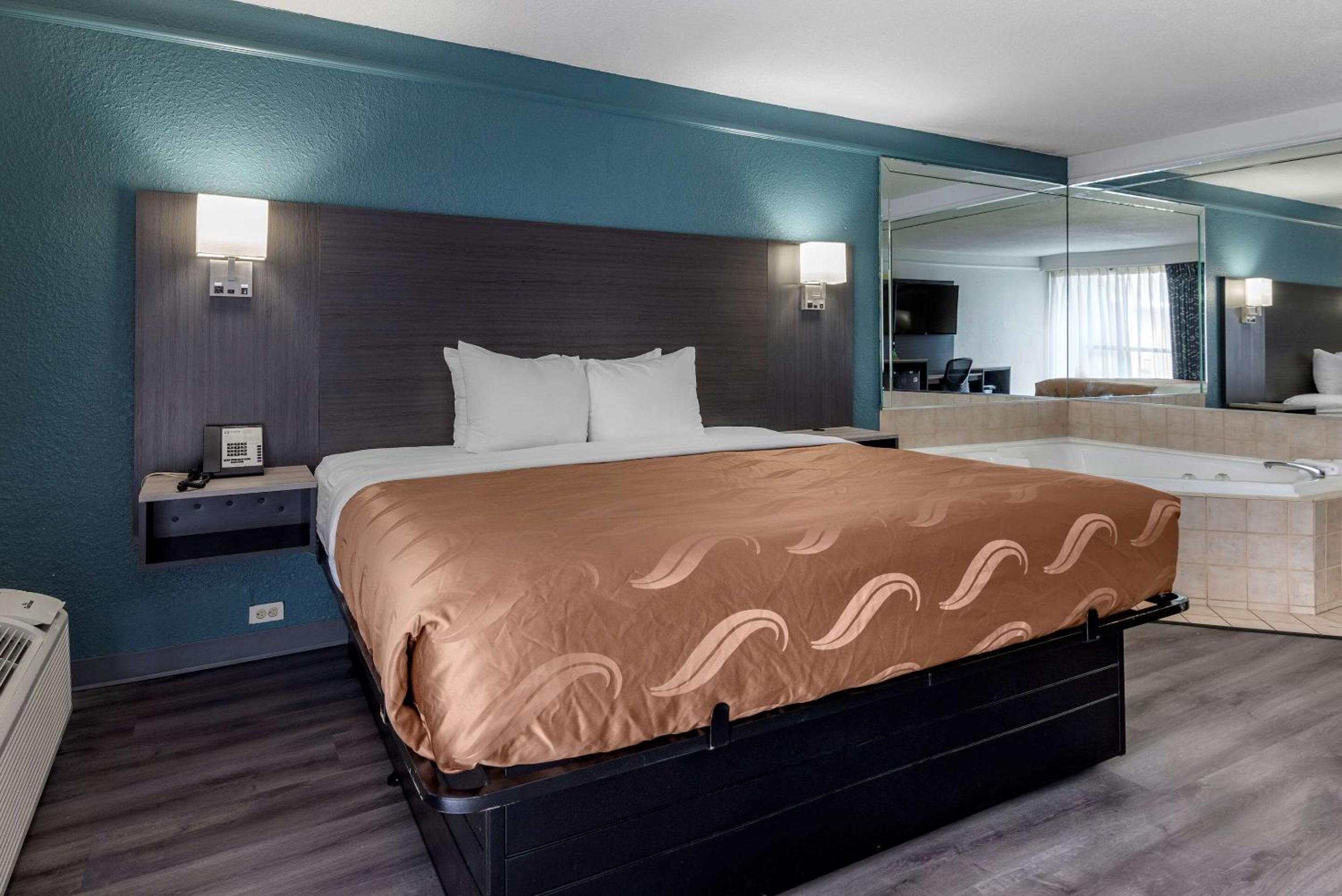 King Room - Non Smoking - Photo 1