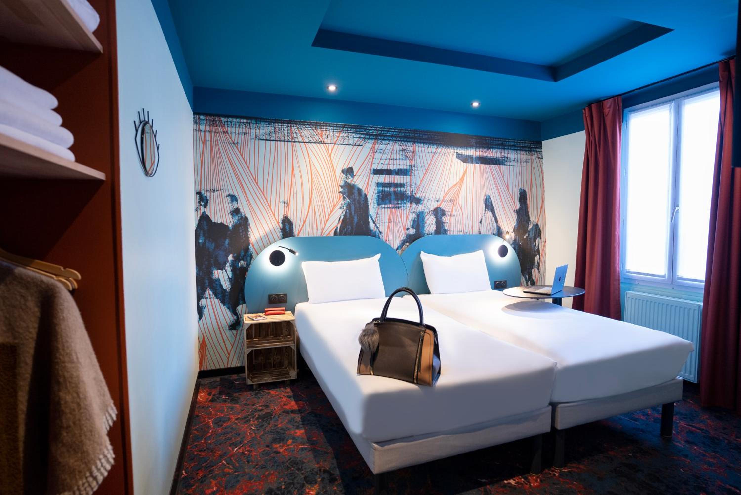 Standard Twin Room thumbnail 5