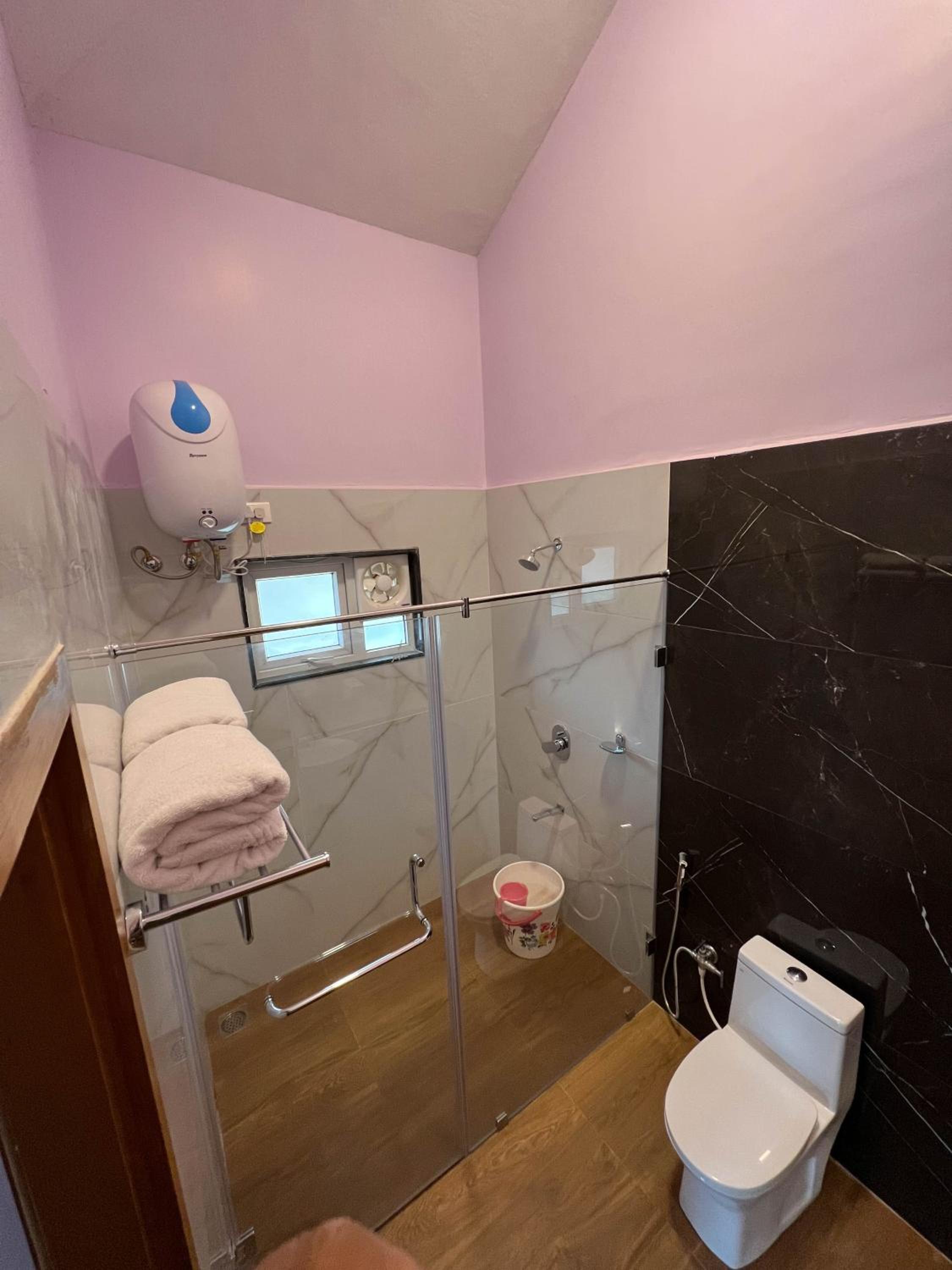 Deluxe King Room - Photo 8