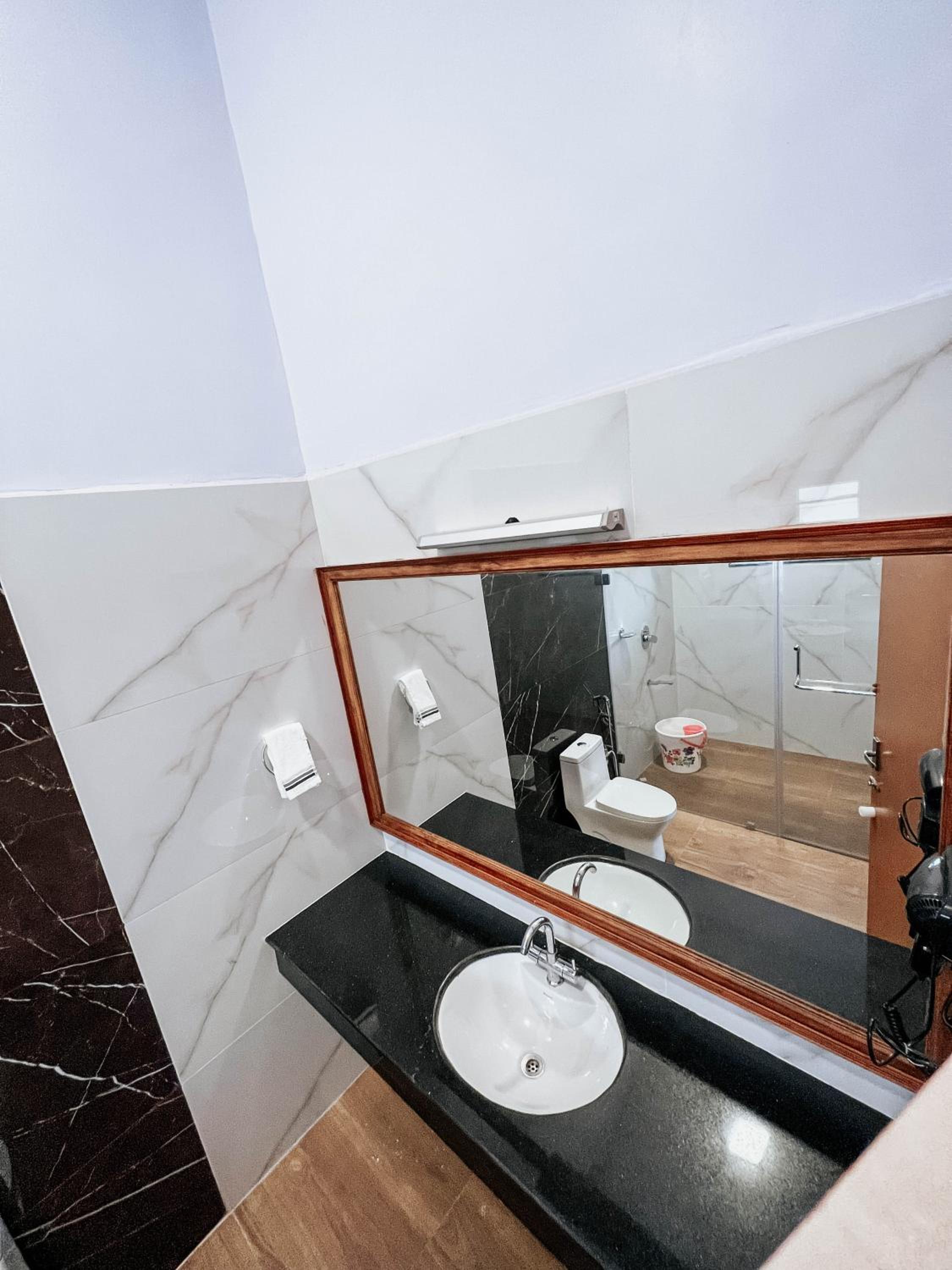 Deluxe King Room - Photo 6