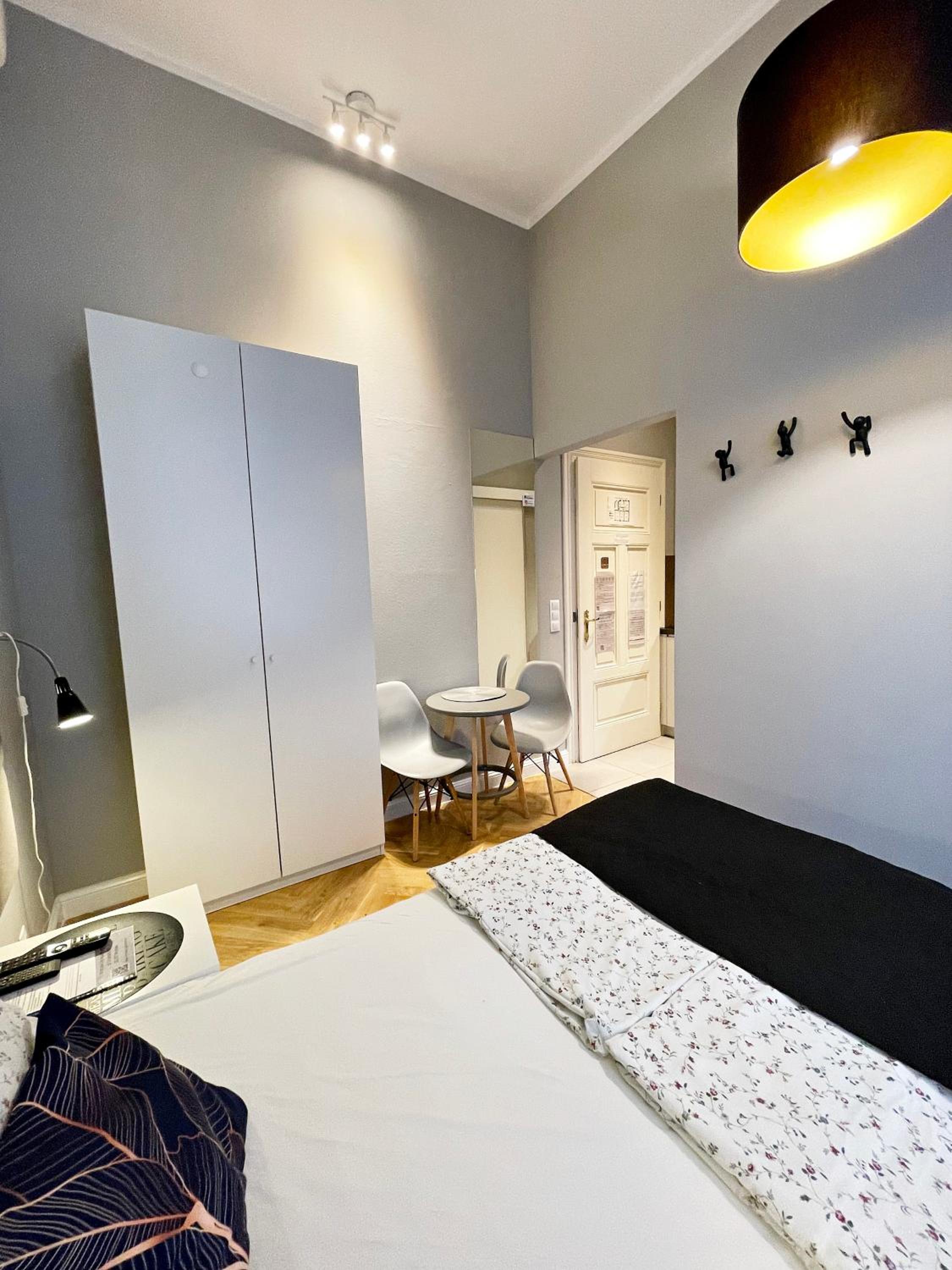 Standard Apartment with Courtyard View - Photo 5