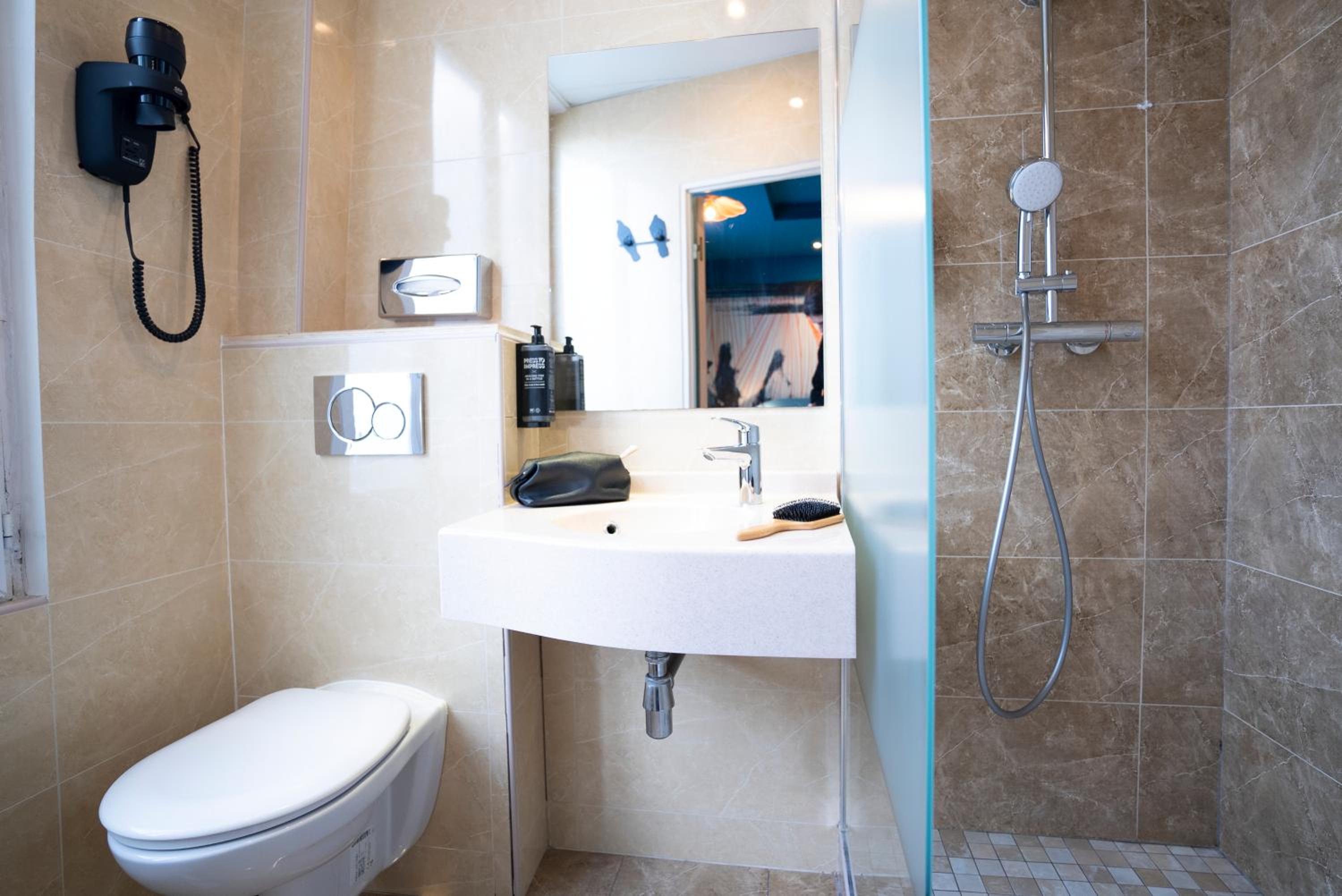 Standard Double Room thumbnail 5