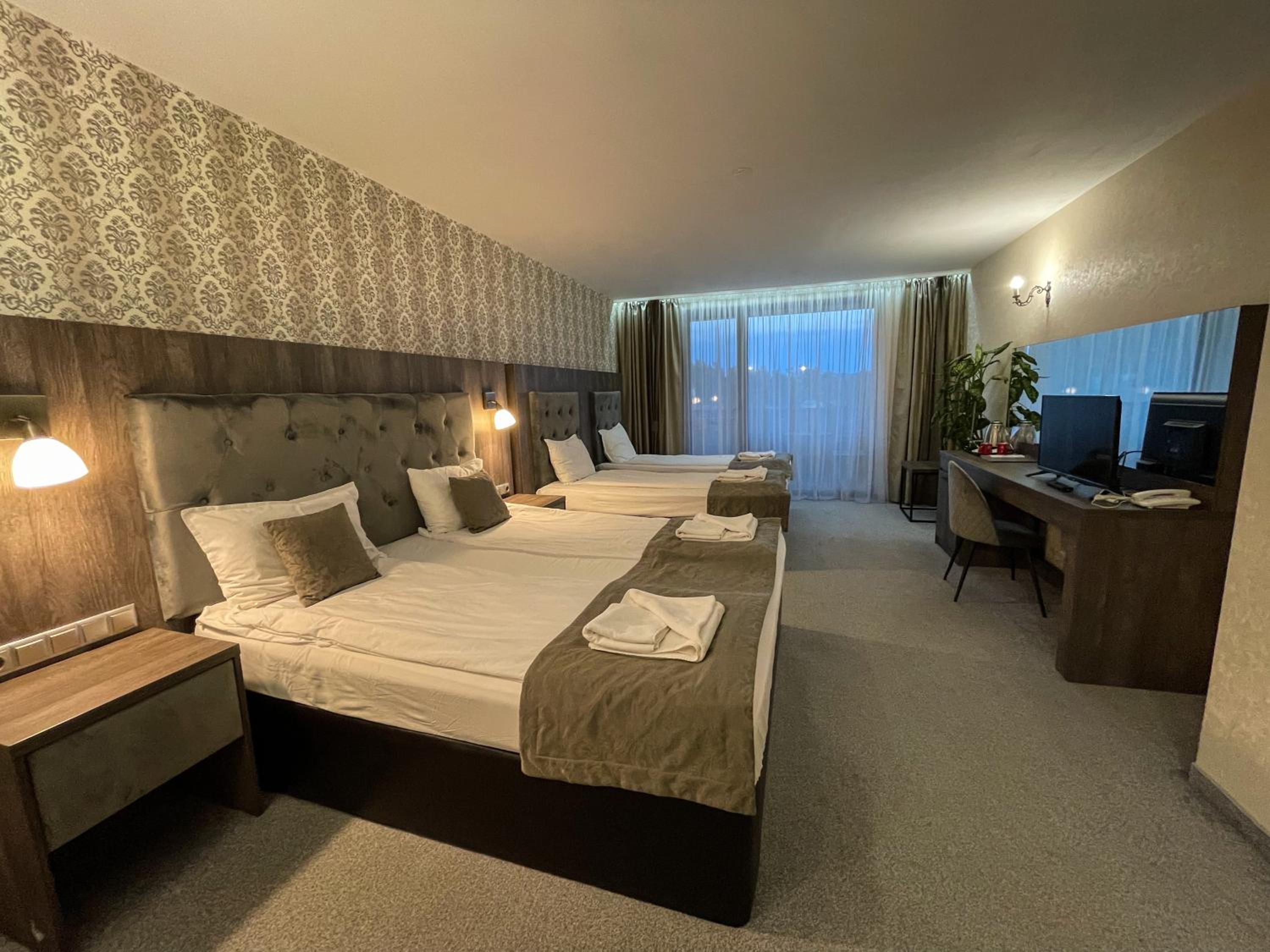 Deluxe Double Room Plus (2 Adults + 2 Child) - Photo 1