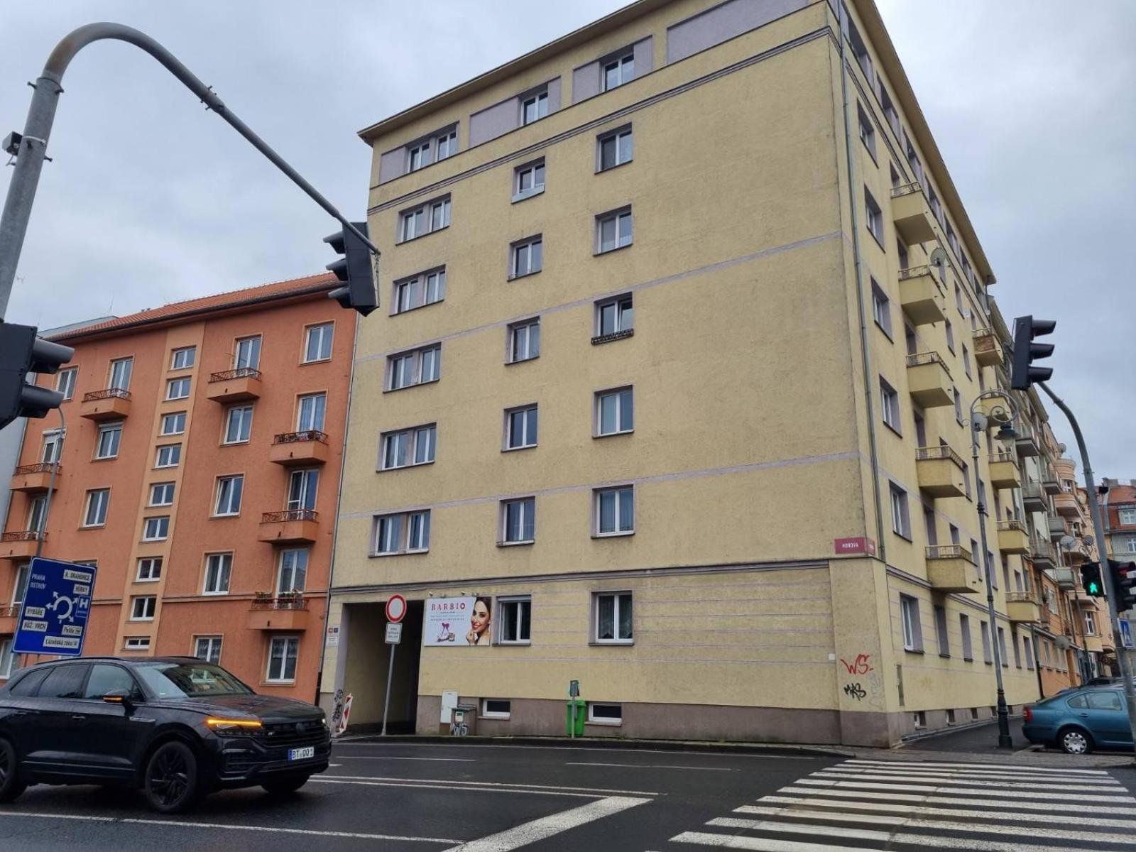Apartment with Balcony - Photo 5