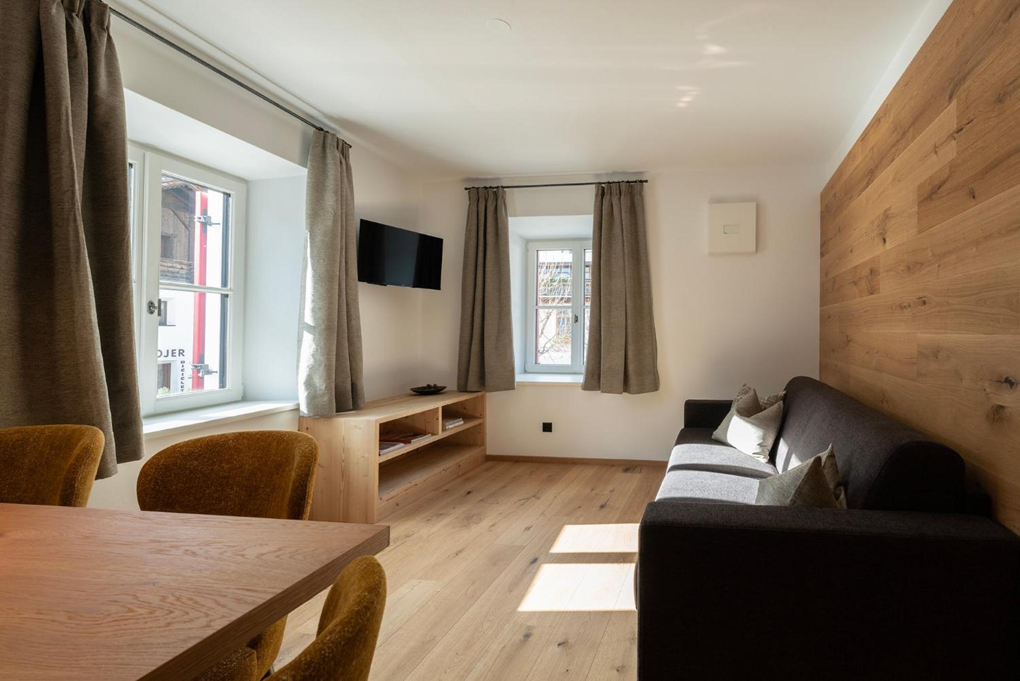 Apartment with Mountain View