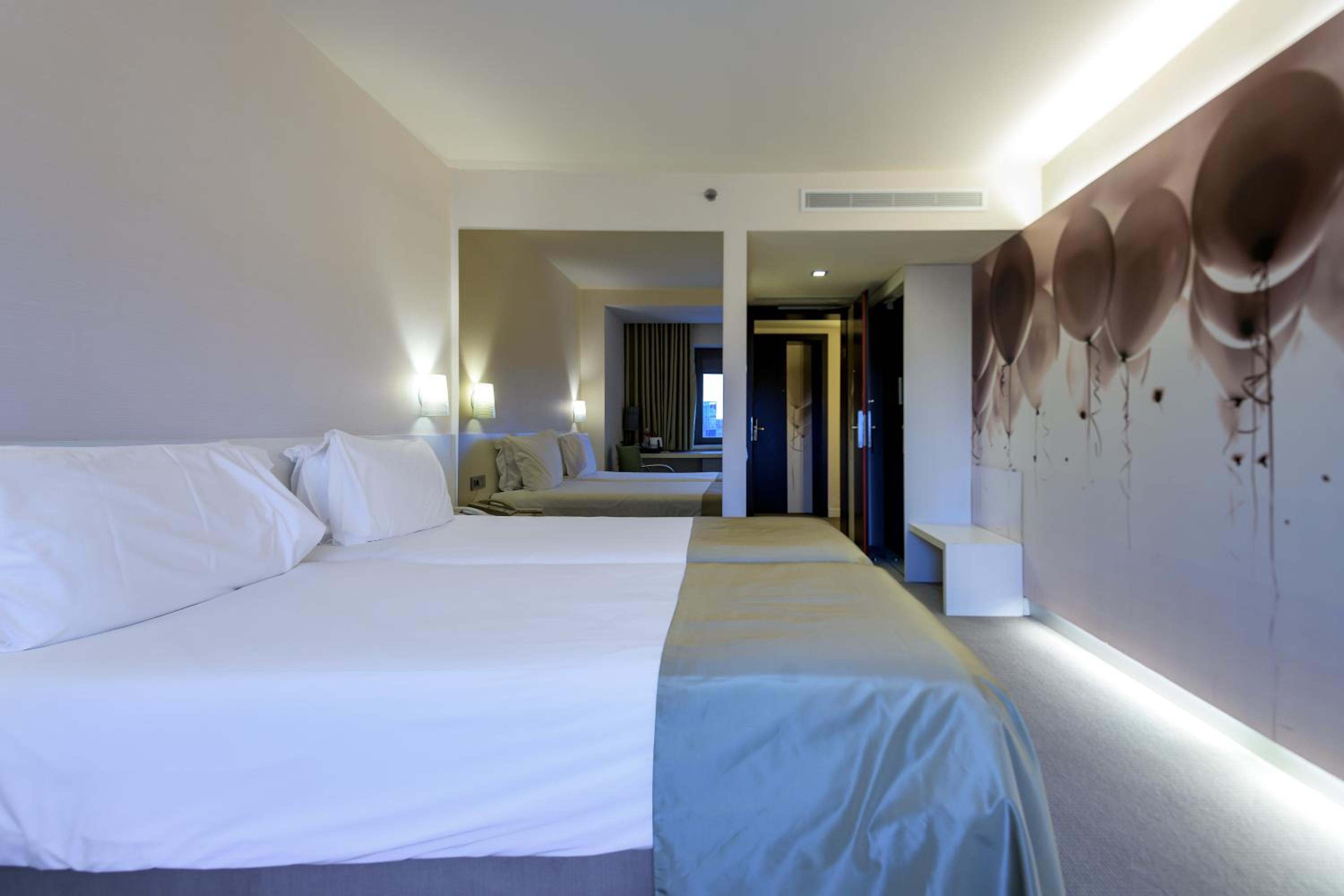 Twin Room - Non-Smoking - Photo 3