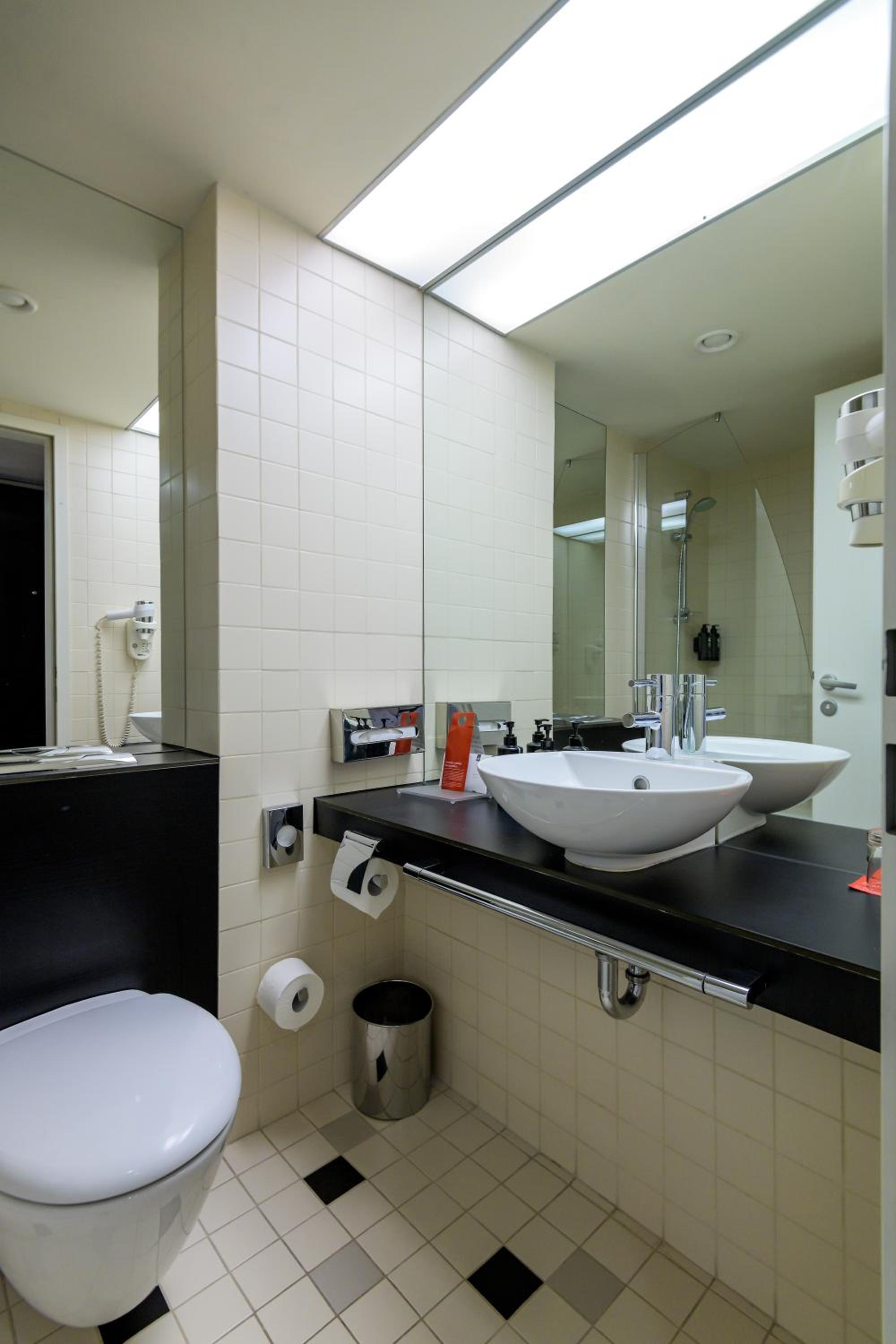Twin Room - Non-Smoking - Photo 6