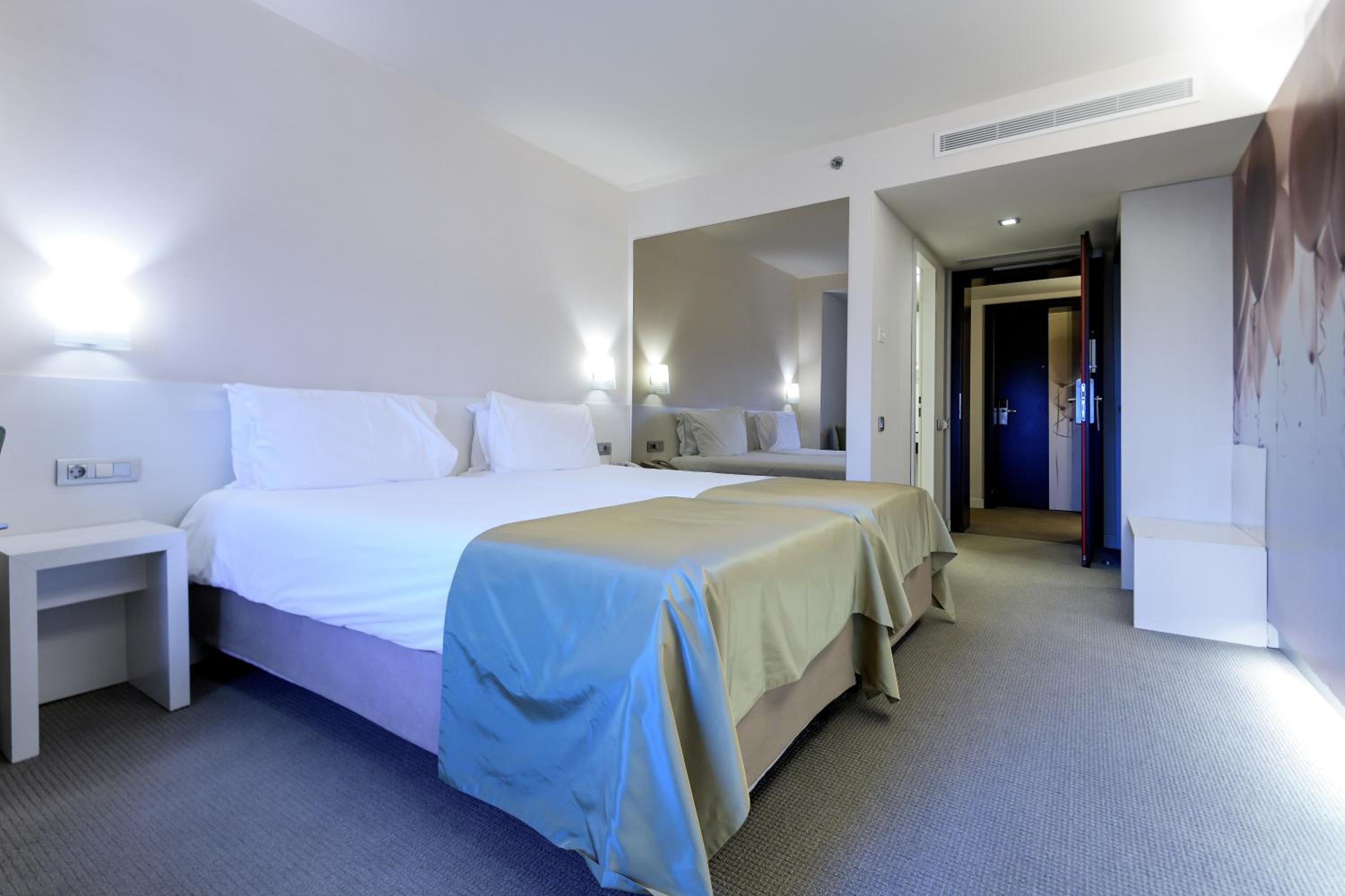 Twin Room - Non-Smoking - Photo 4