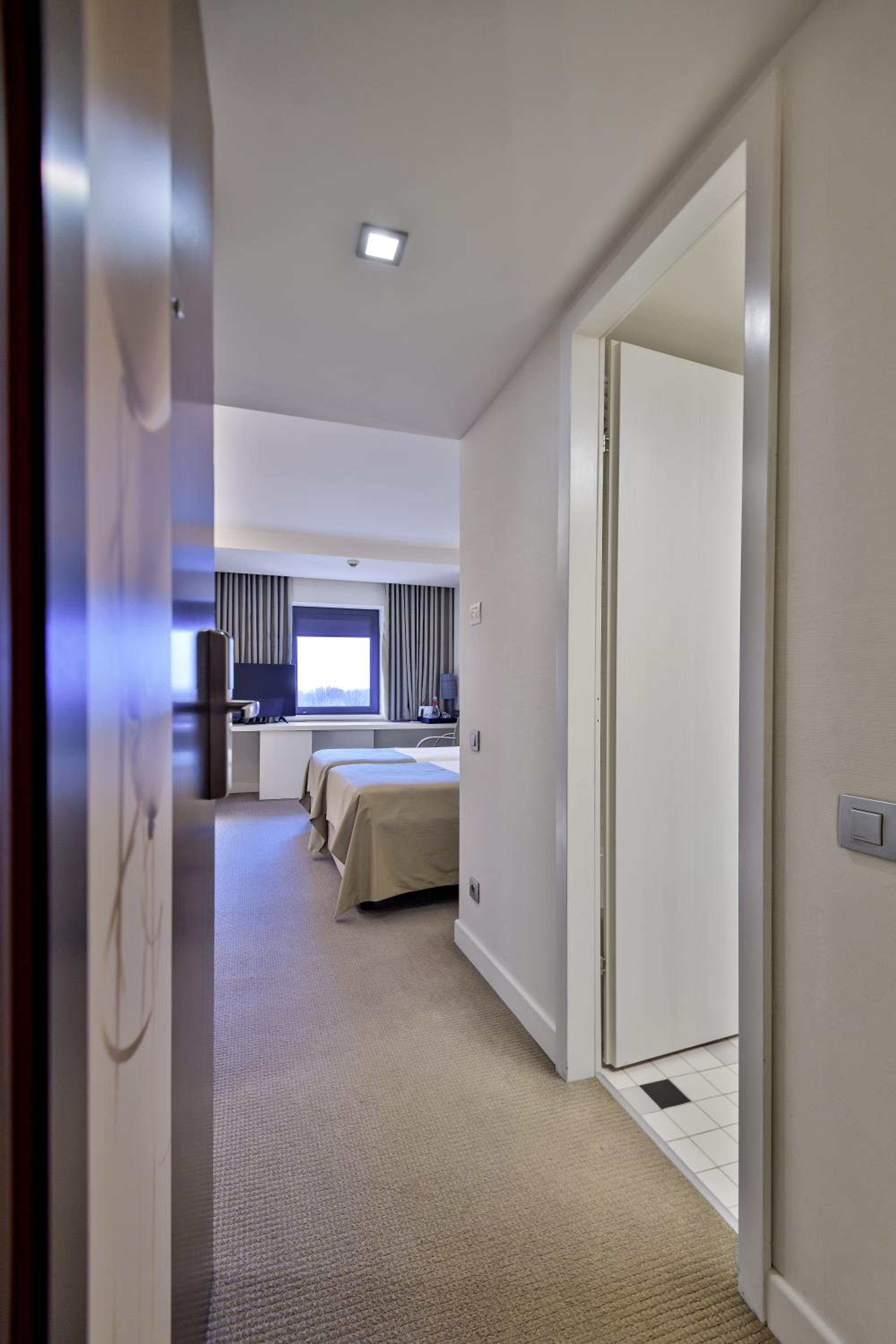 Twin Room - Non-Smoking - Photo 5