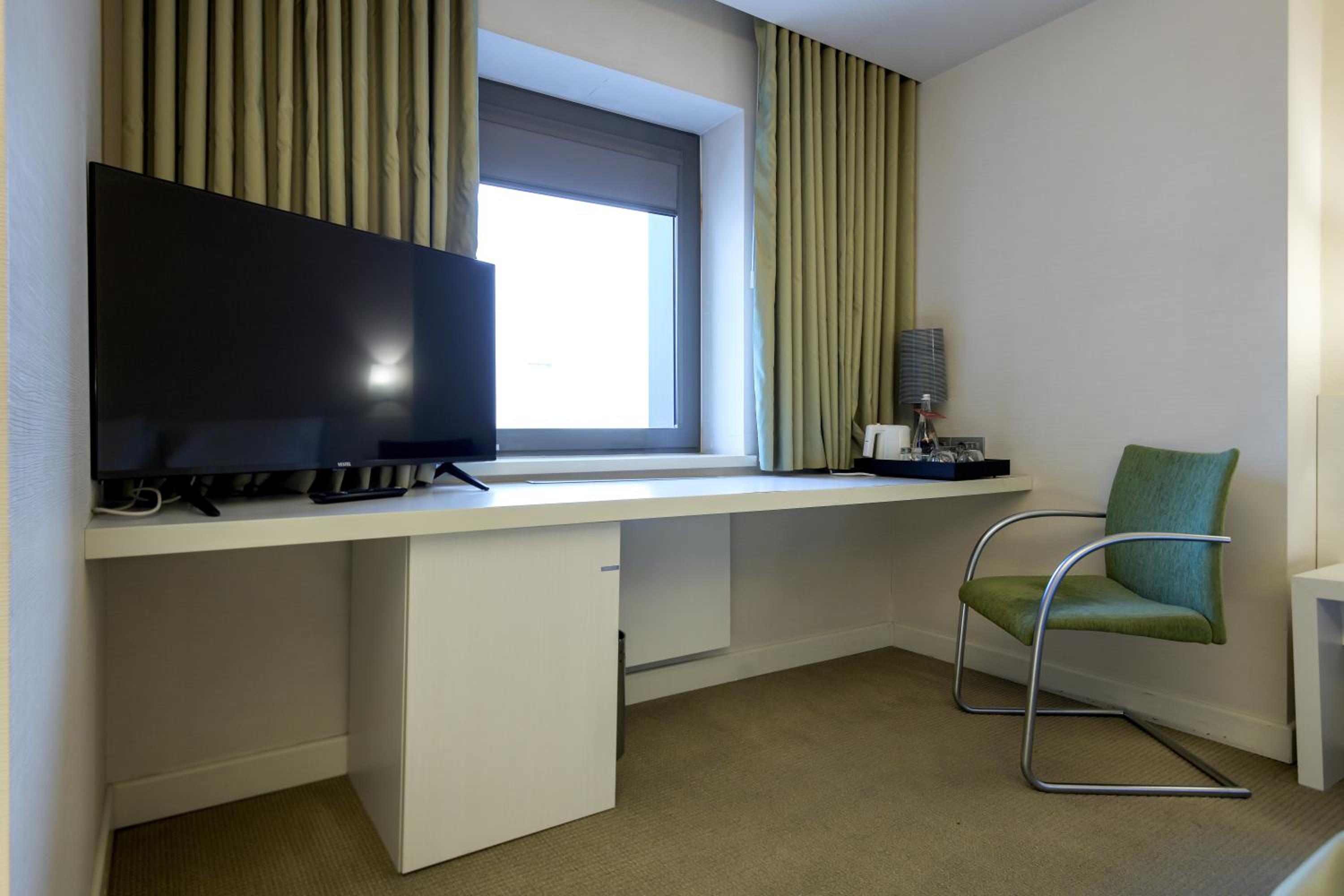 Twin Room - Non-Smoking - Photo 2