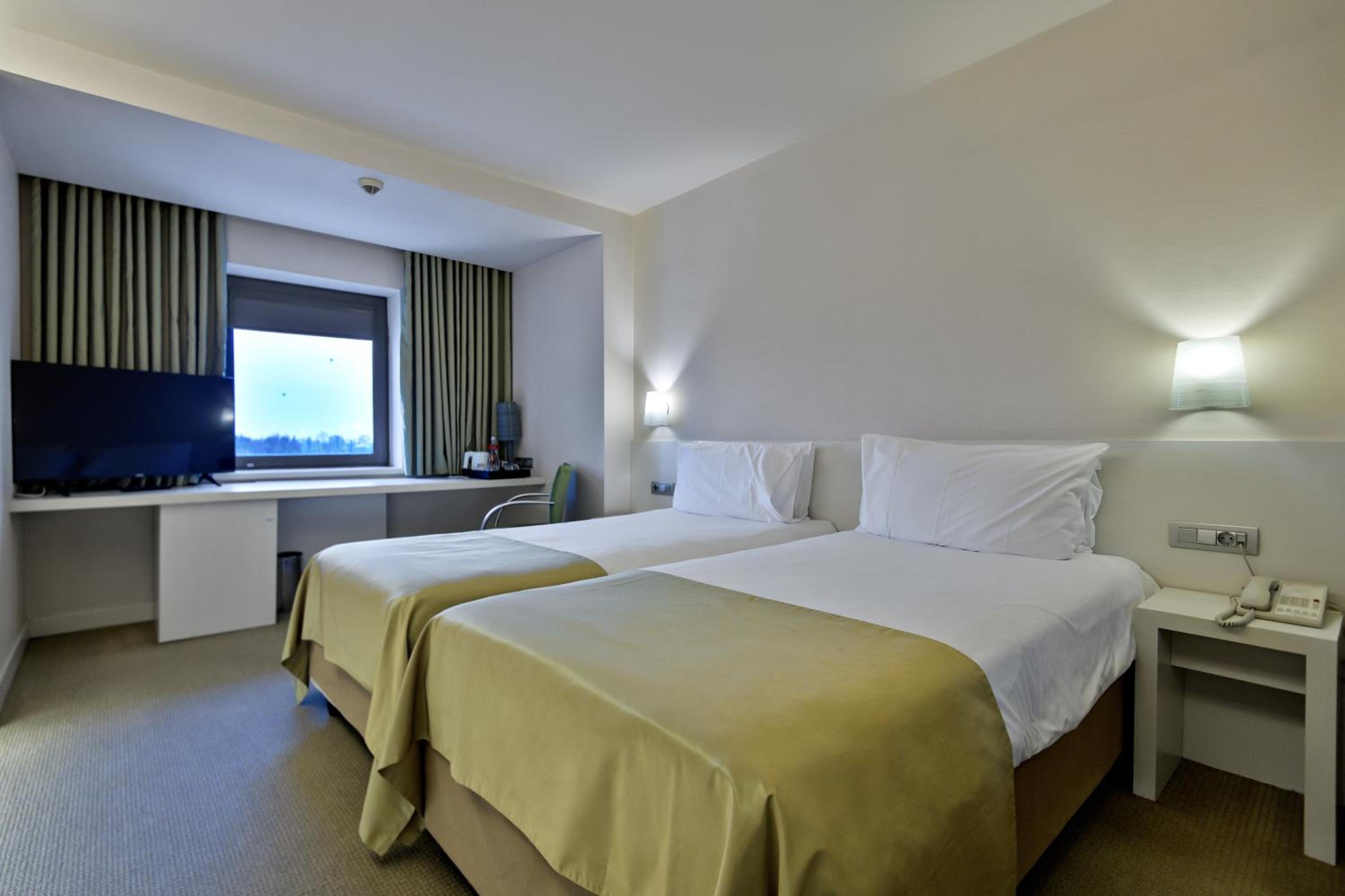 Twin Room - Non-Smoking - Photo 9