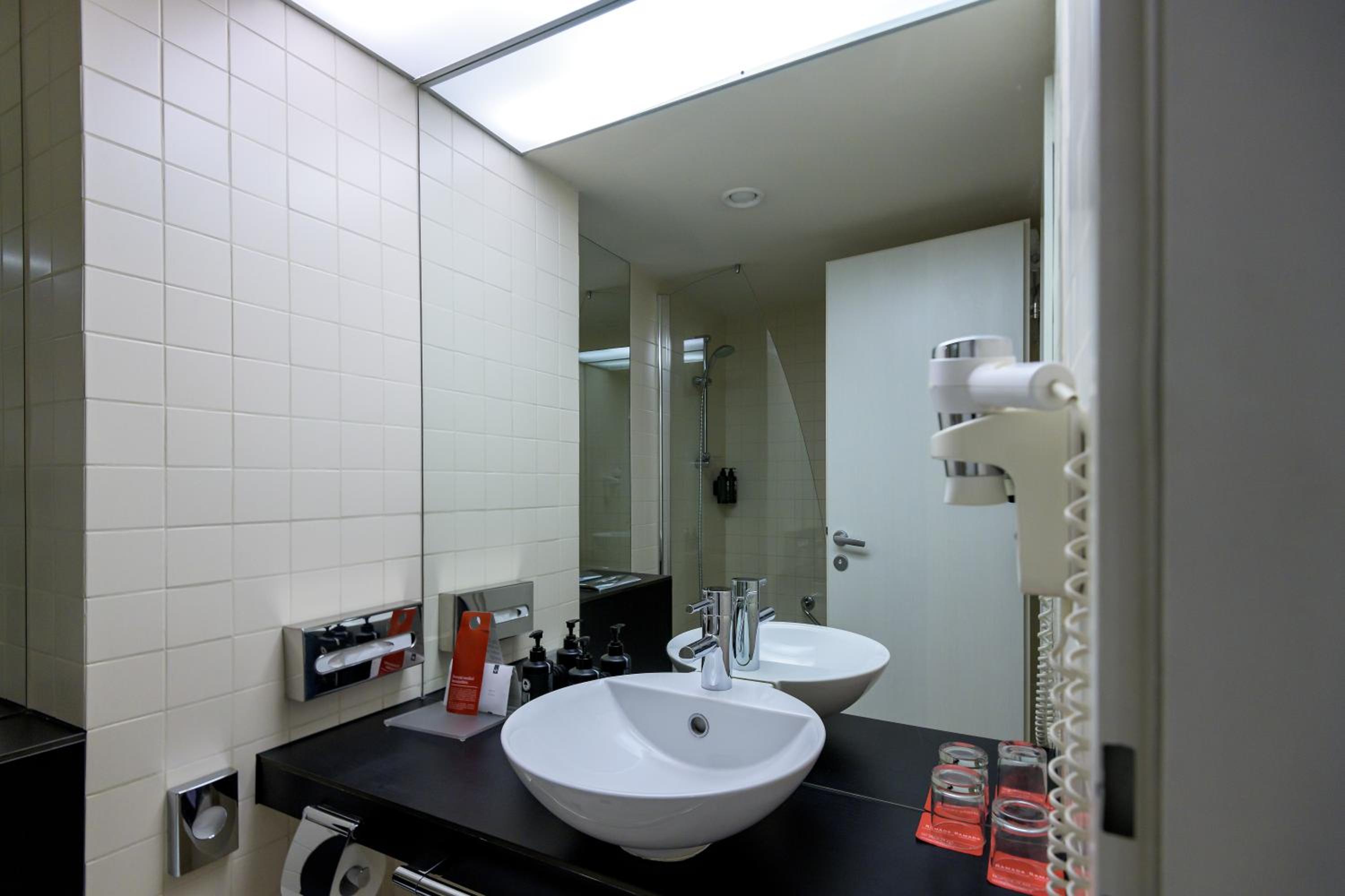 Twin Room - Non-Smoking - Photo 7