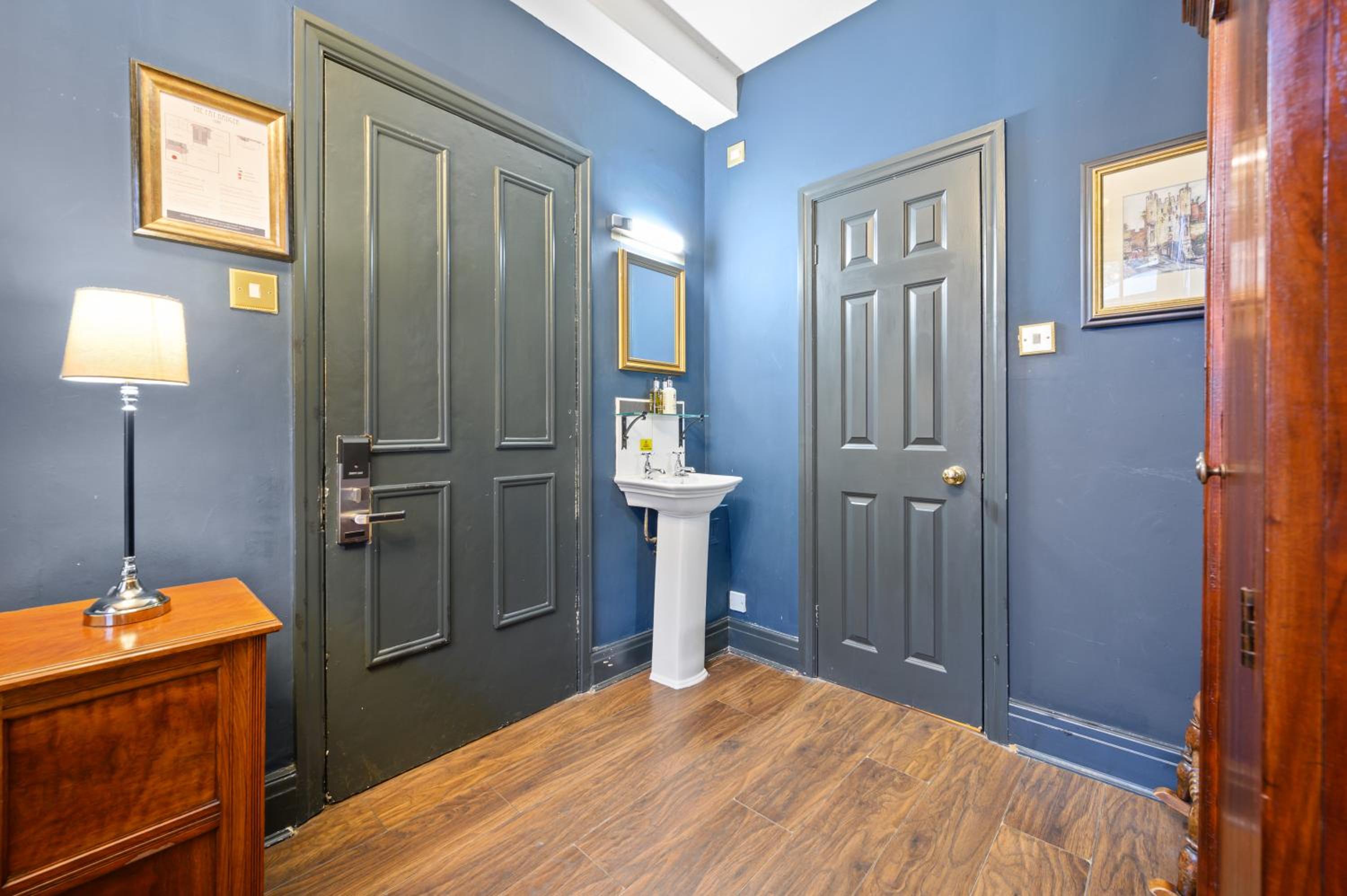 Small Queen Room photo 3