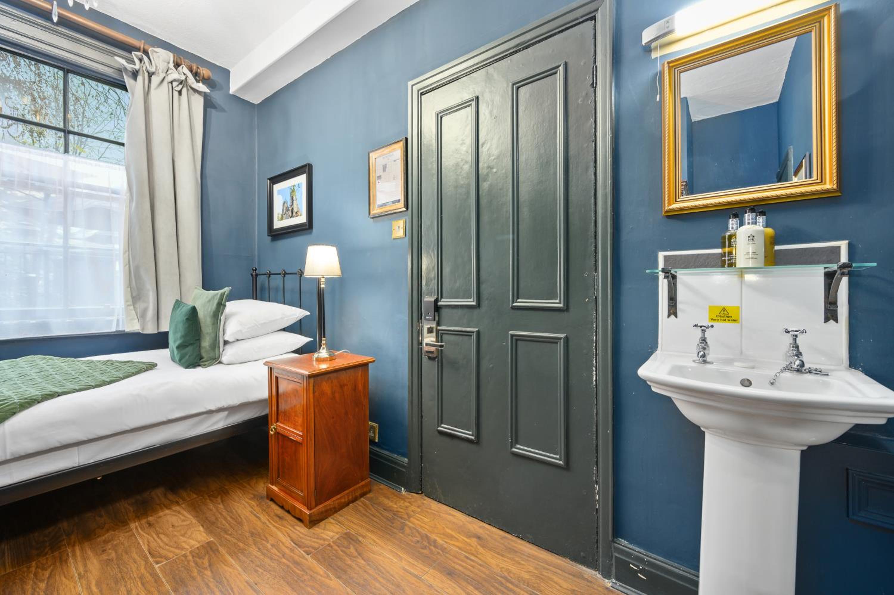 Small Queen Room photo 2