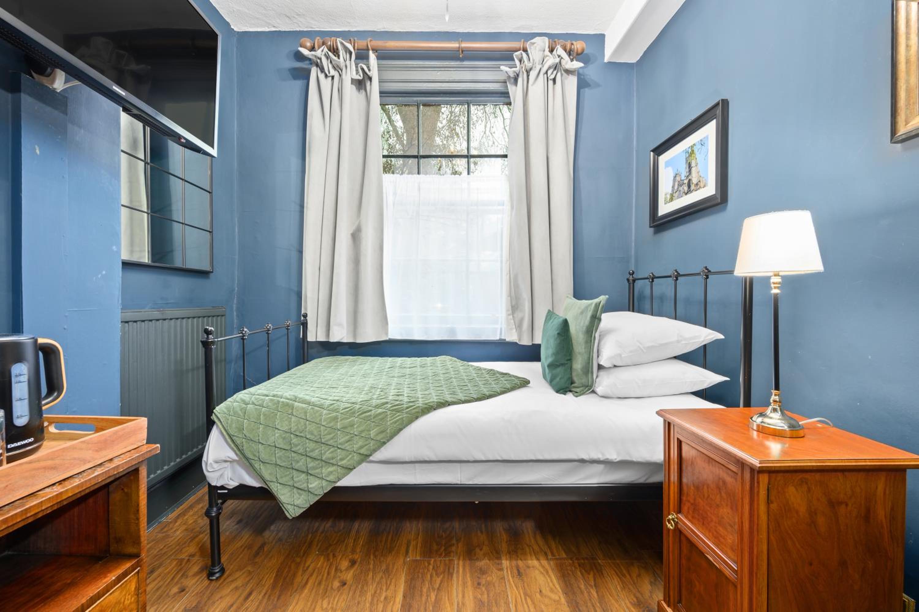 Small Queen Room photo 1