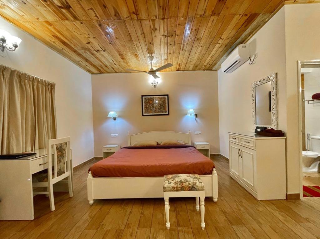 Deluxe King Room - Photo 5