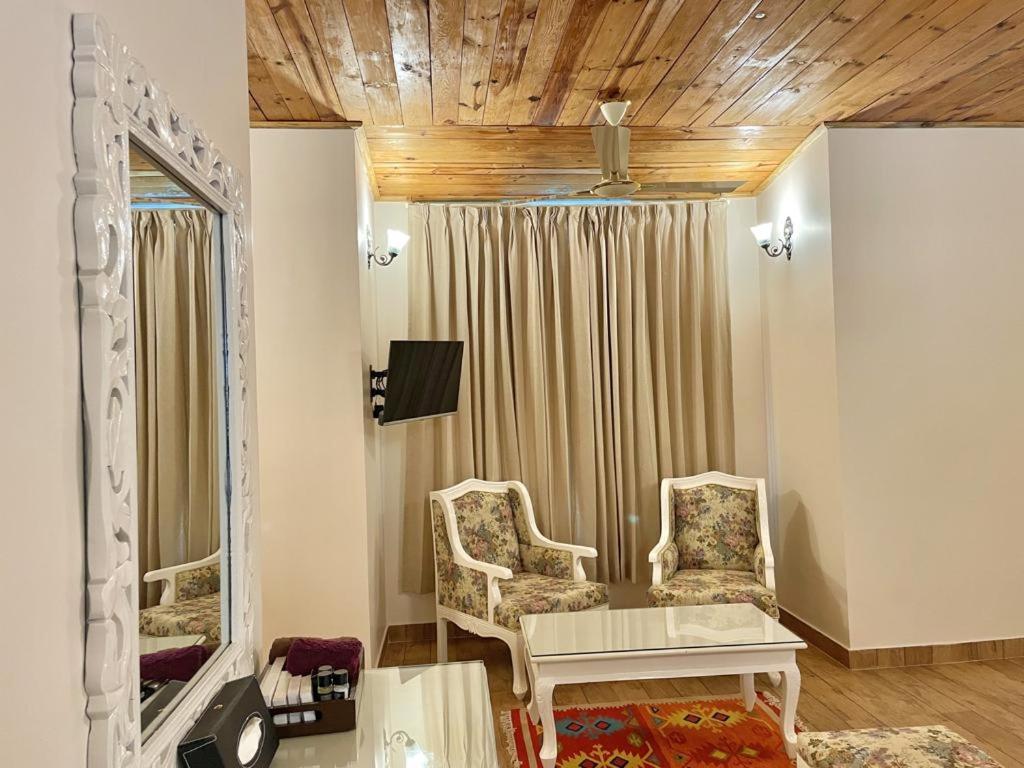 Deluxe King Room - Photo 2