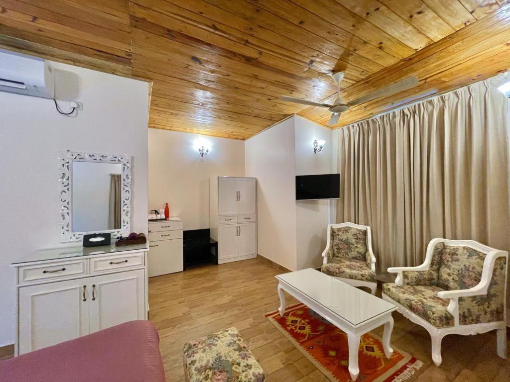 Deluxe King Room - Photo 4