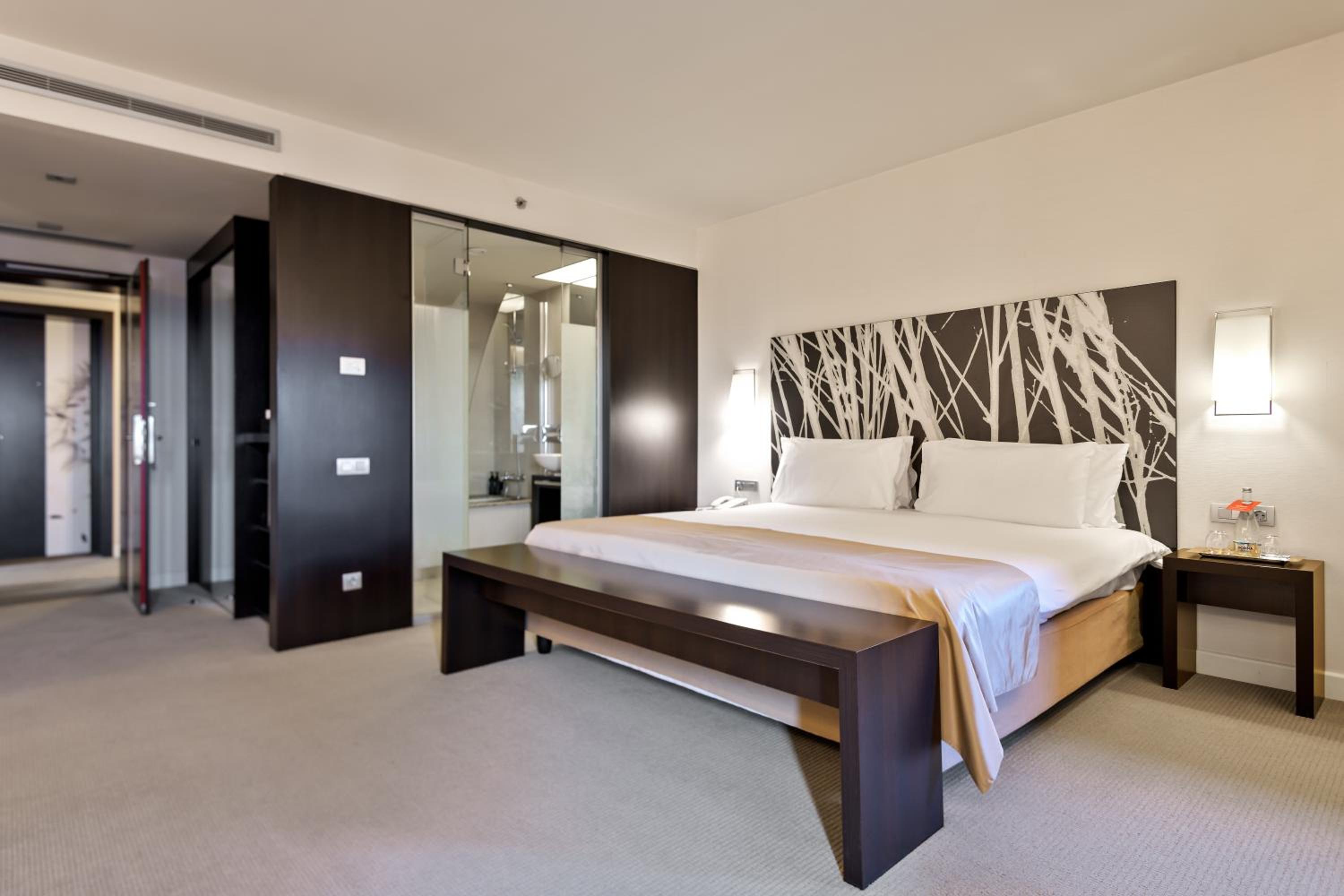 Junior King Suite - Non-Smoking - Photo 3