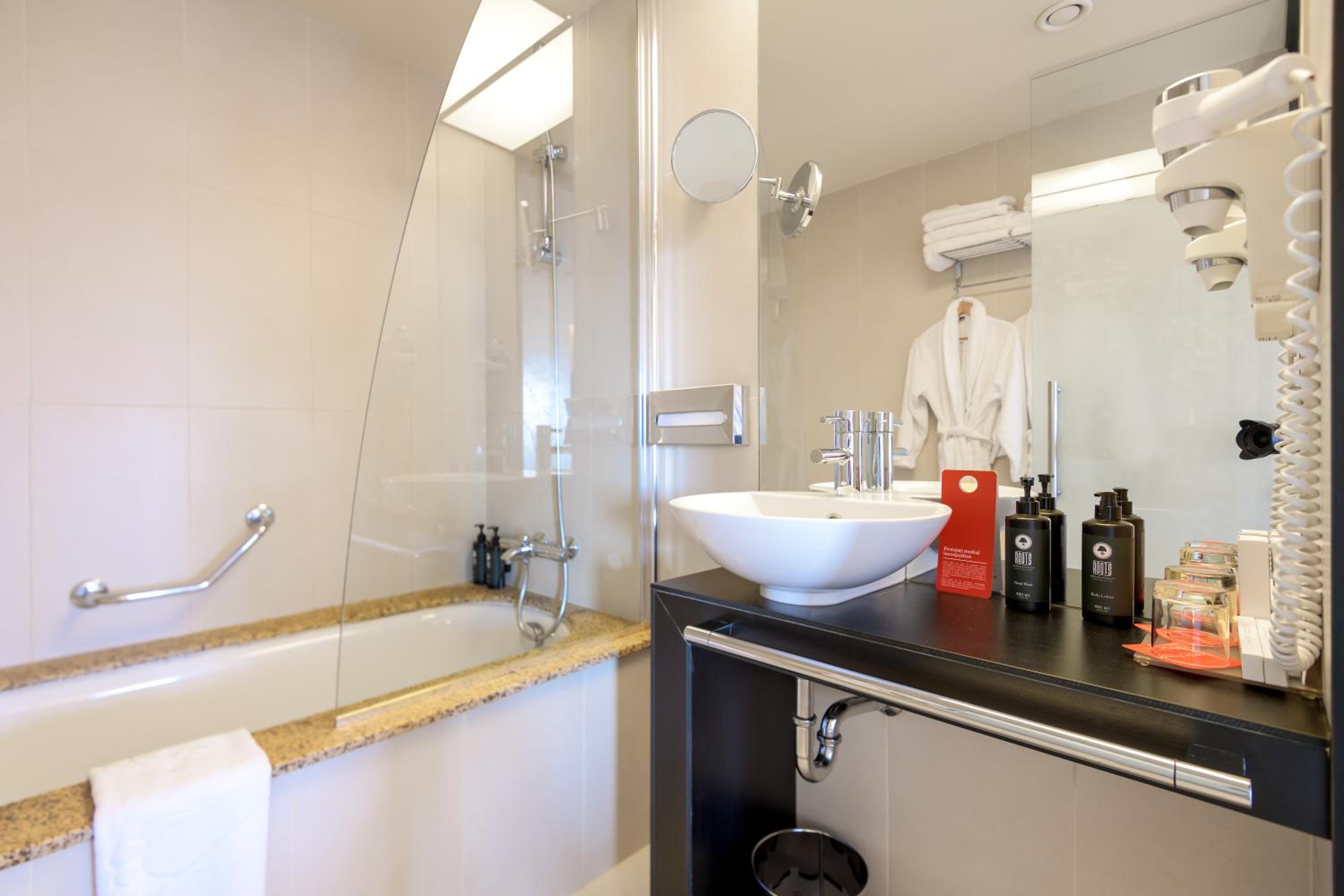 Junior King Suite - Non-Smoking - Photo 4