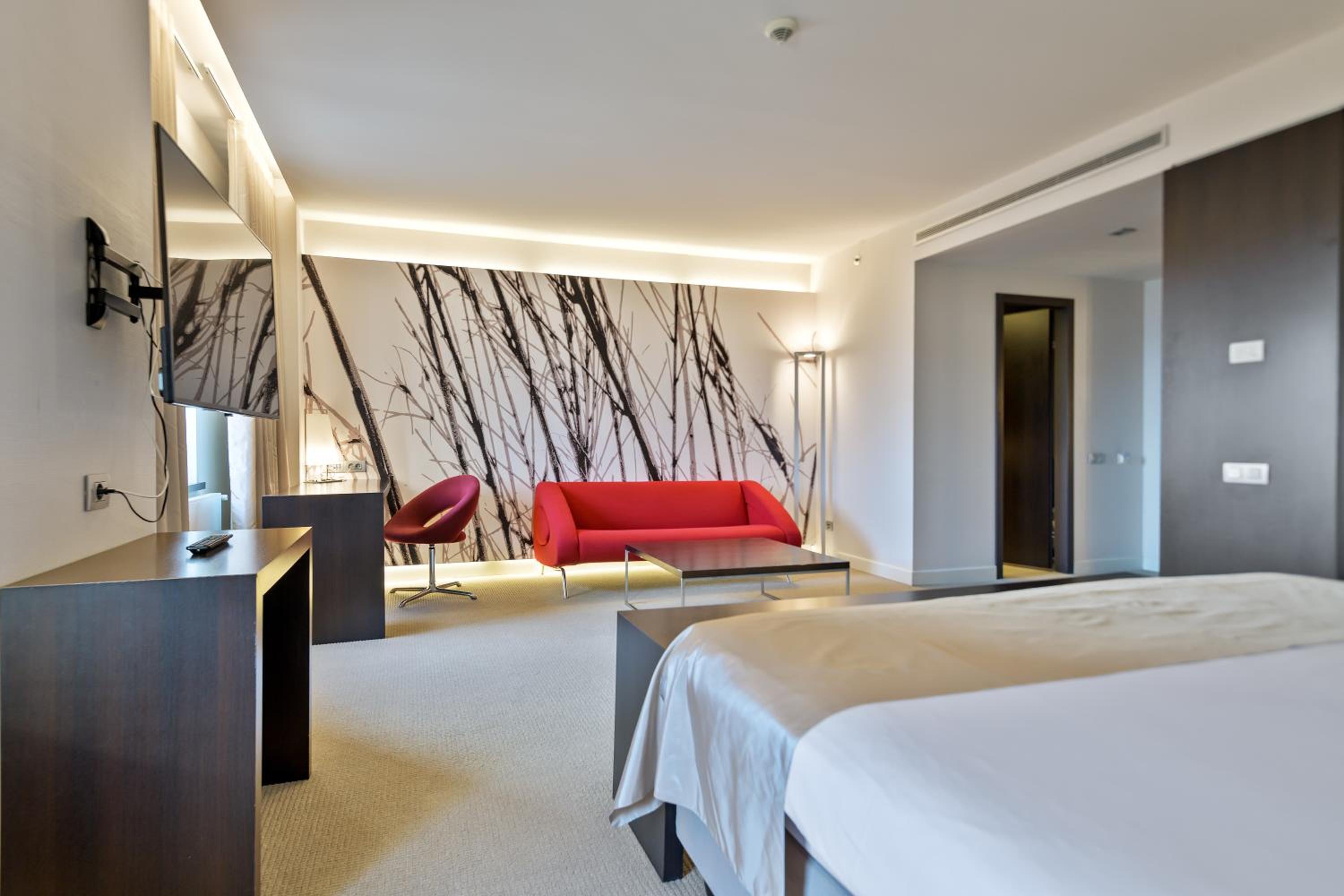 Junior King Suite - Non-Smoking - Photo 2