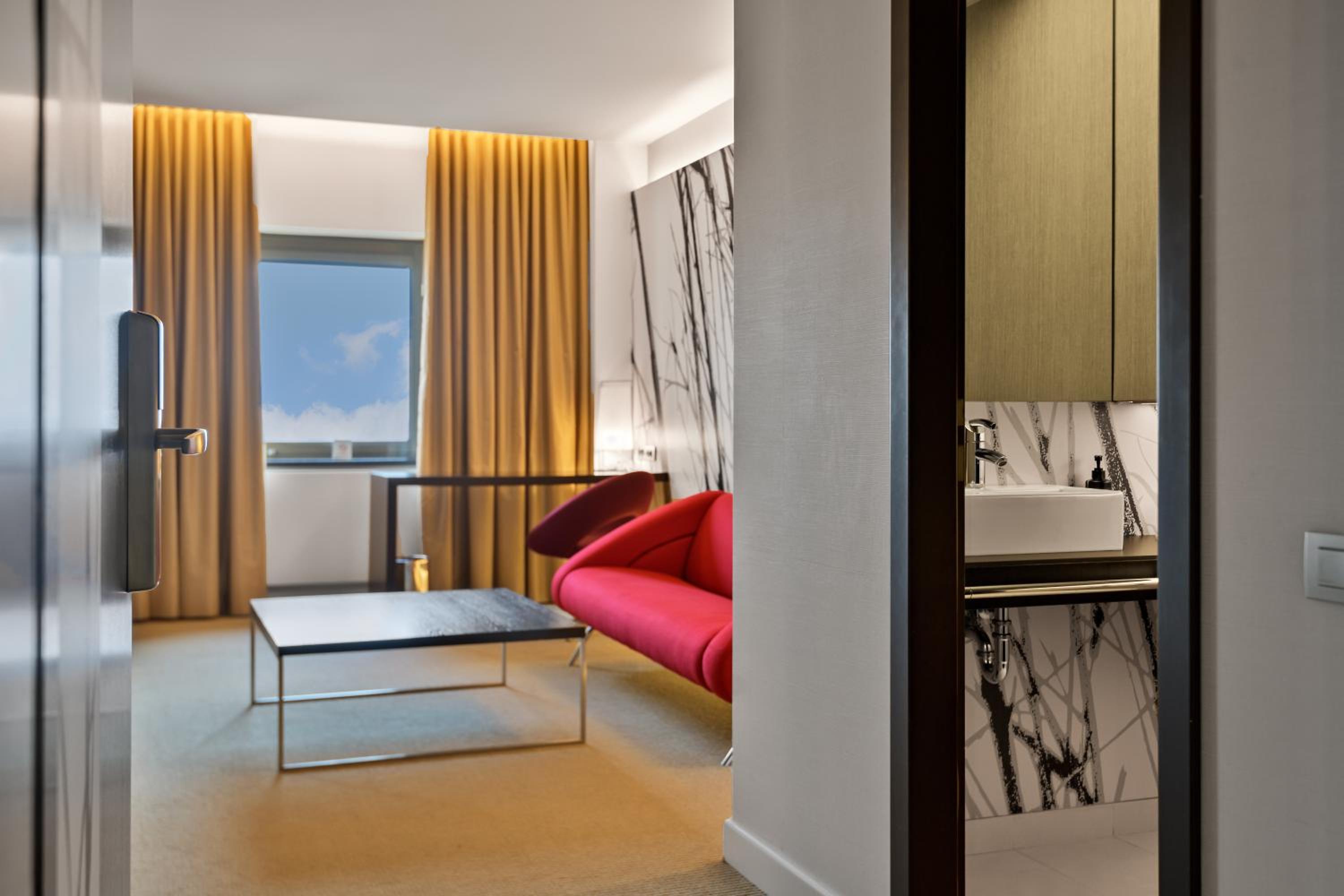 Junior King Suite - Non-Smoking - Photo 5