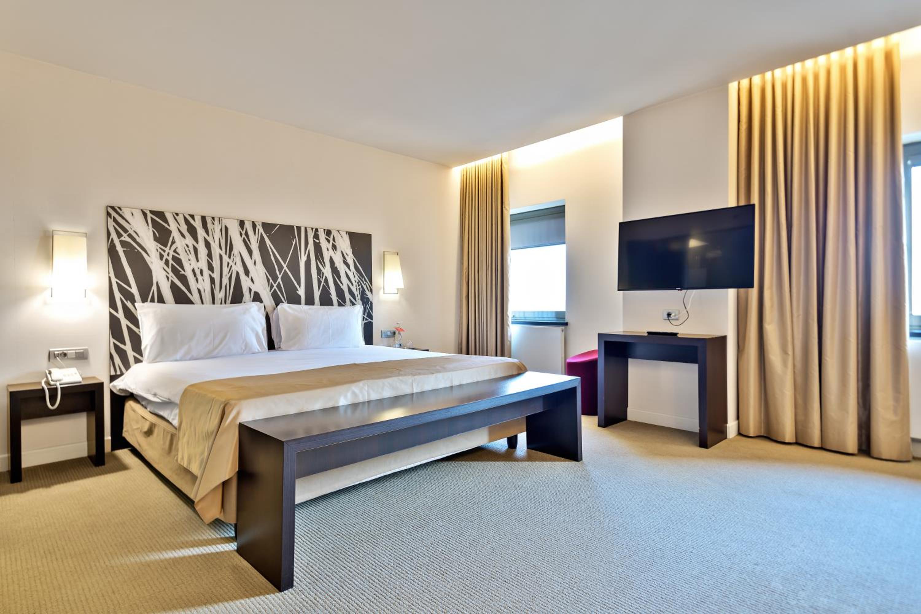 Junior King Suite - Non-Smoking - Photo 11