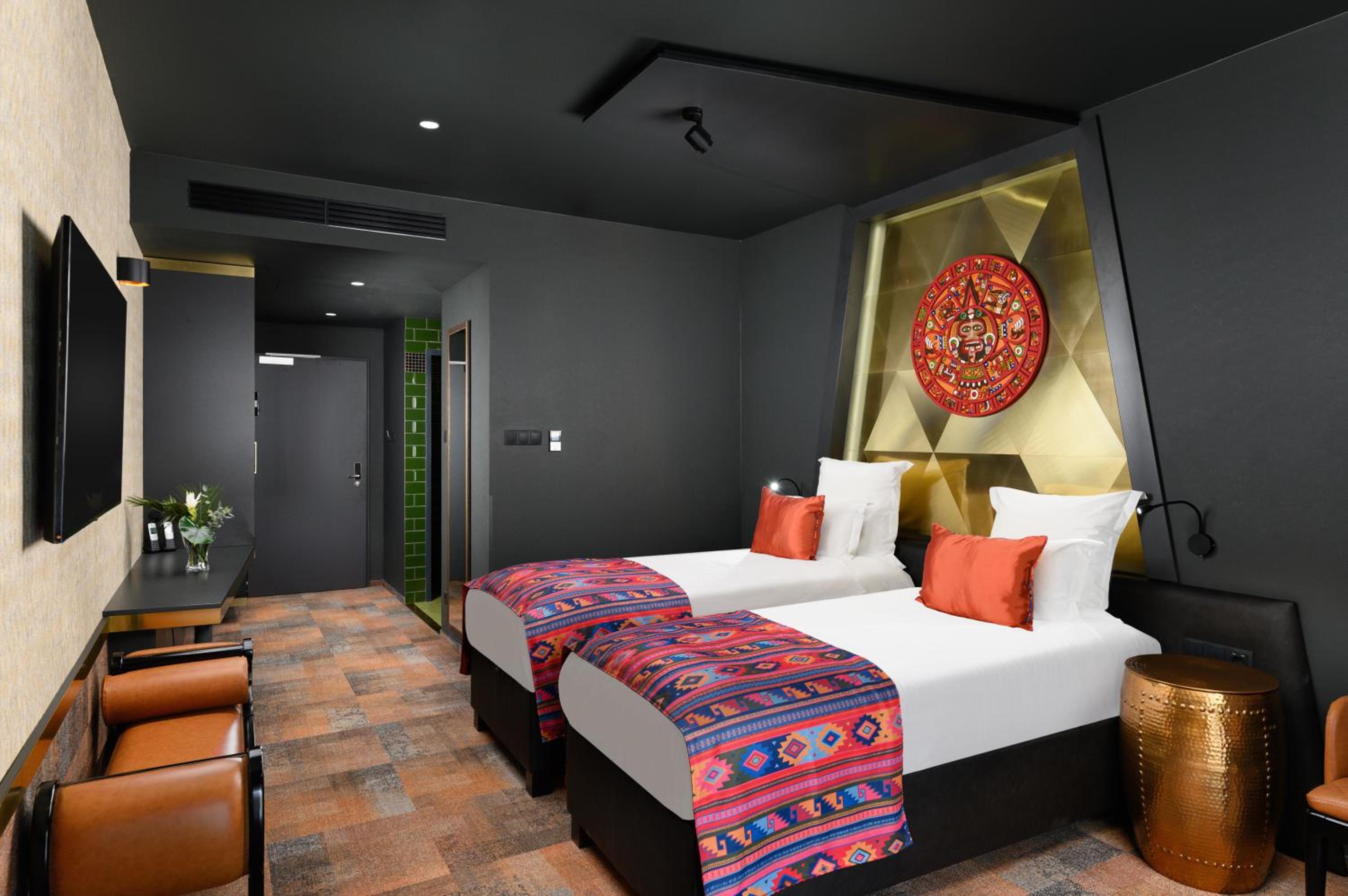 Superior Room with Two Single Beds or One King Bed and Pool View - Photo 1