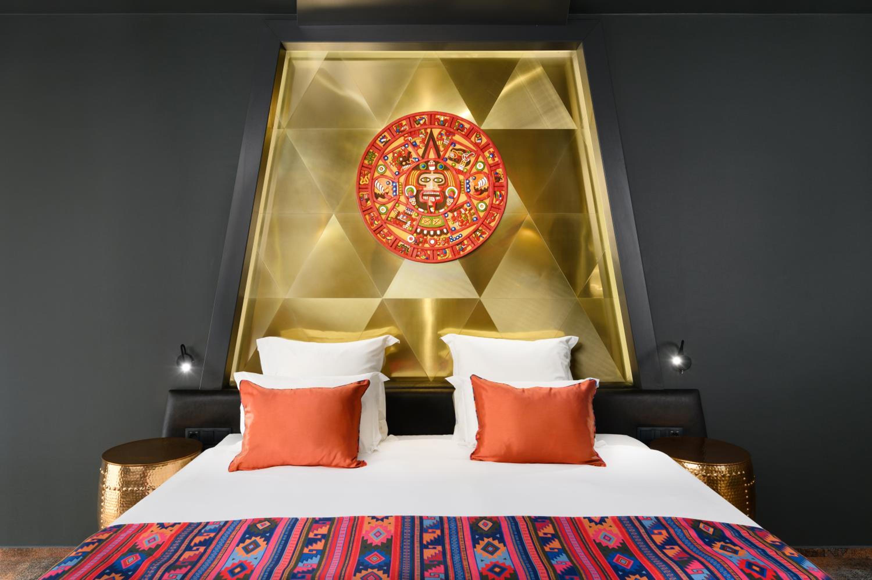 Premium King Room with Pool View - Photo 5