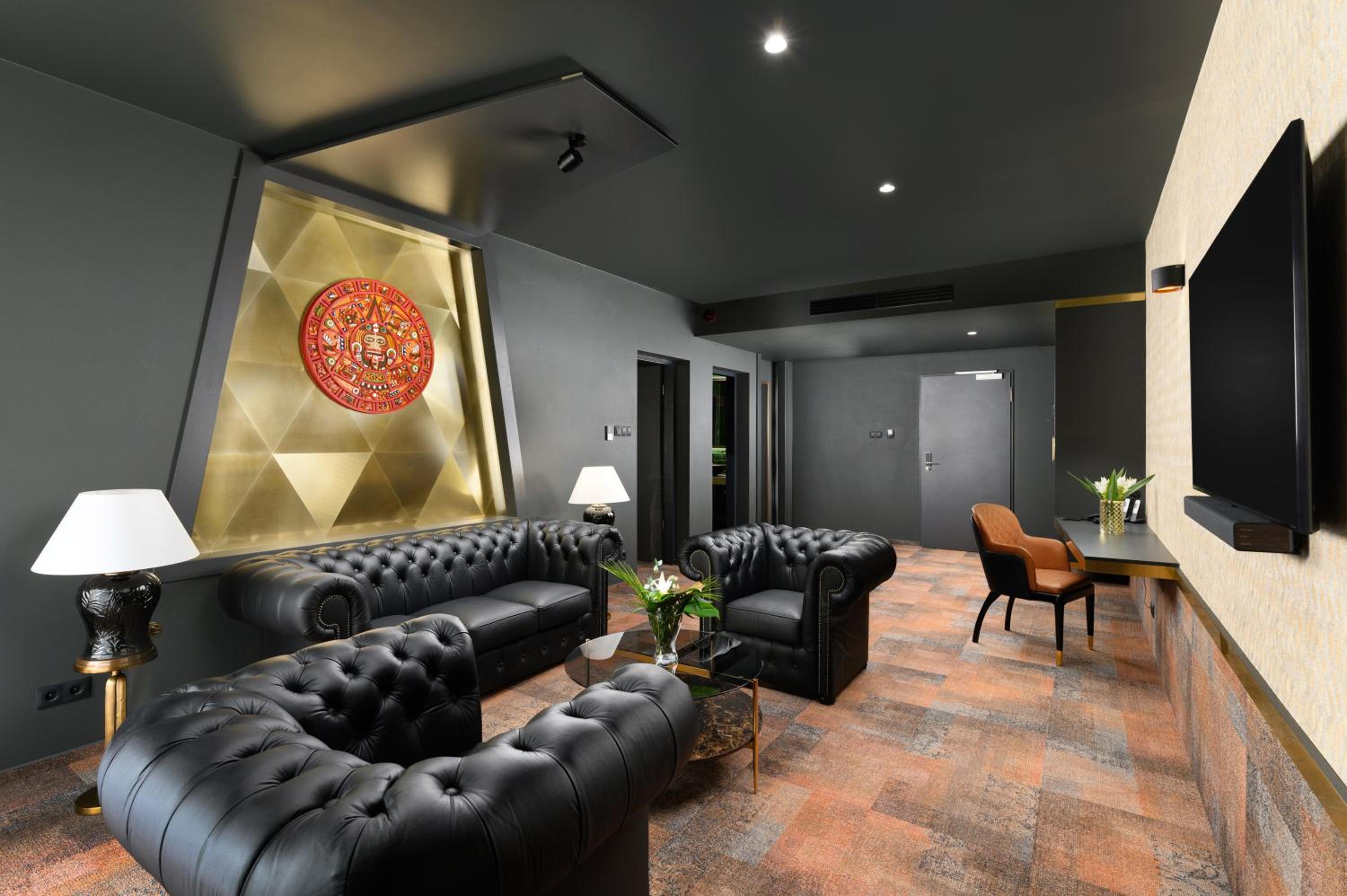 Junior King Suite with Separate Living Room and Pool View - Photo 7