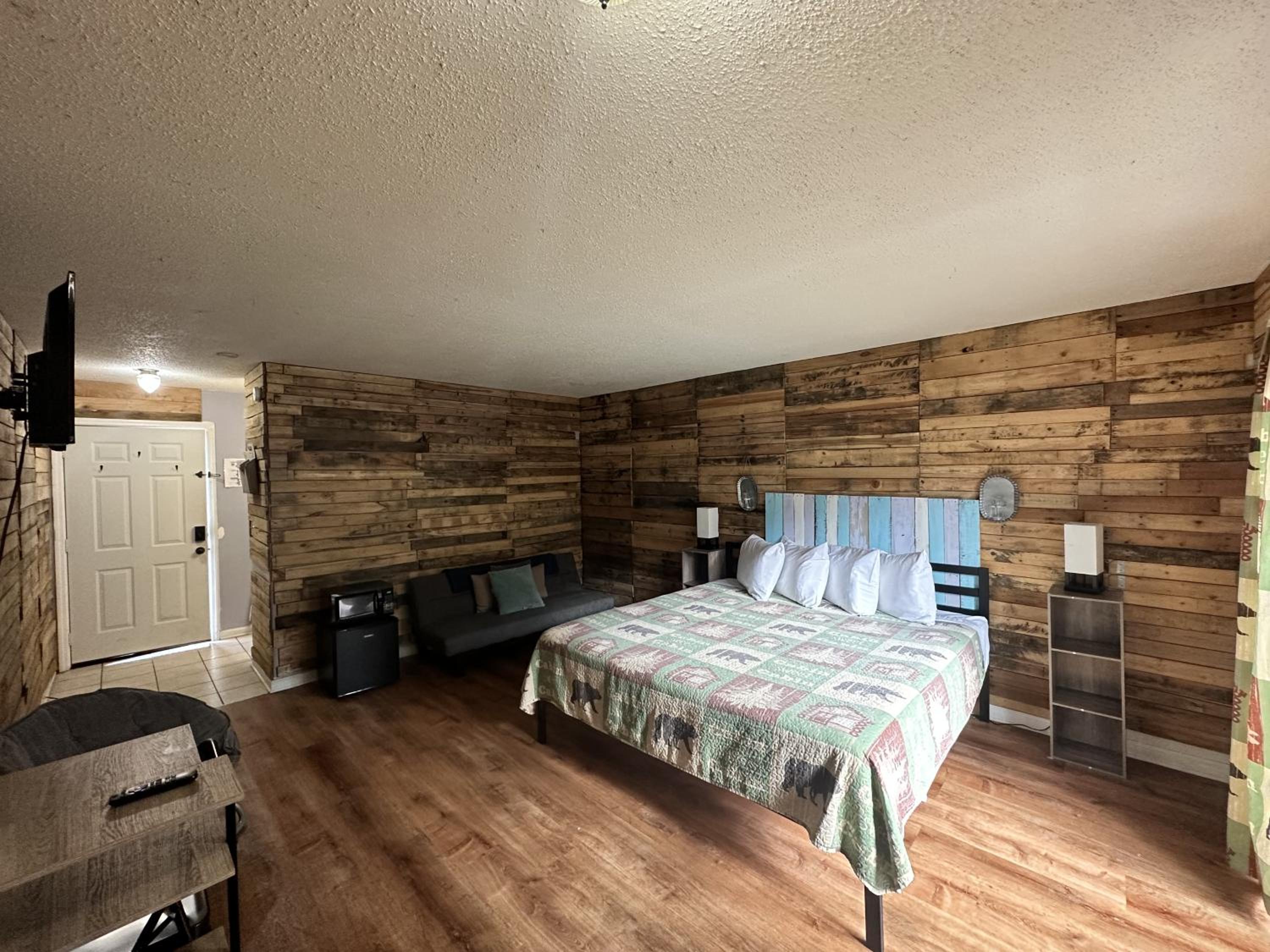 King Room with Balcony - Photo 2