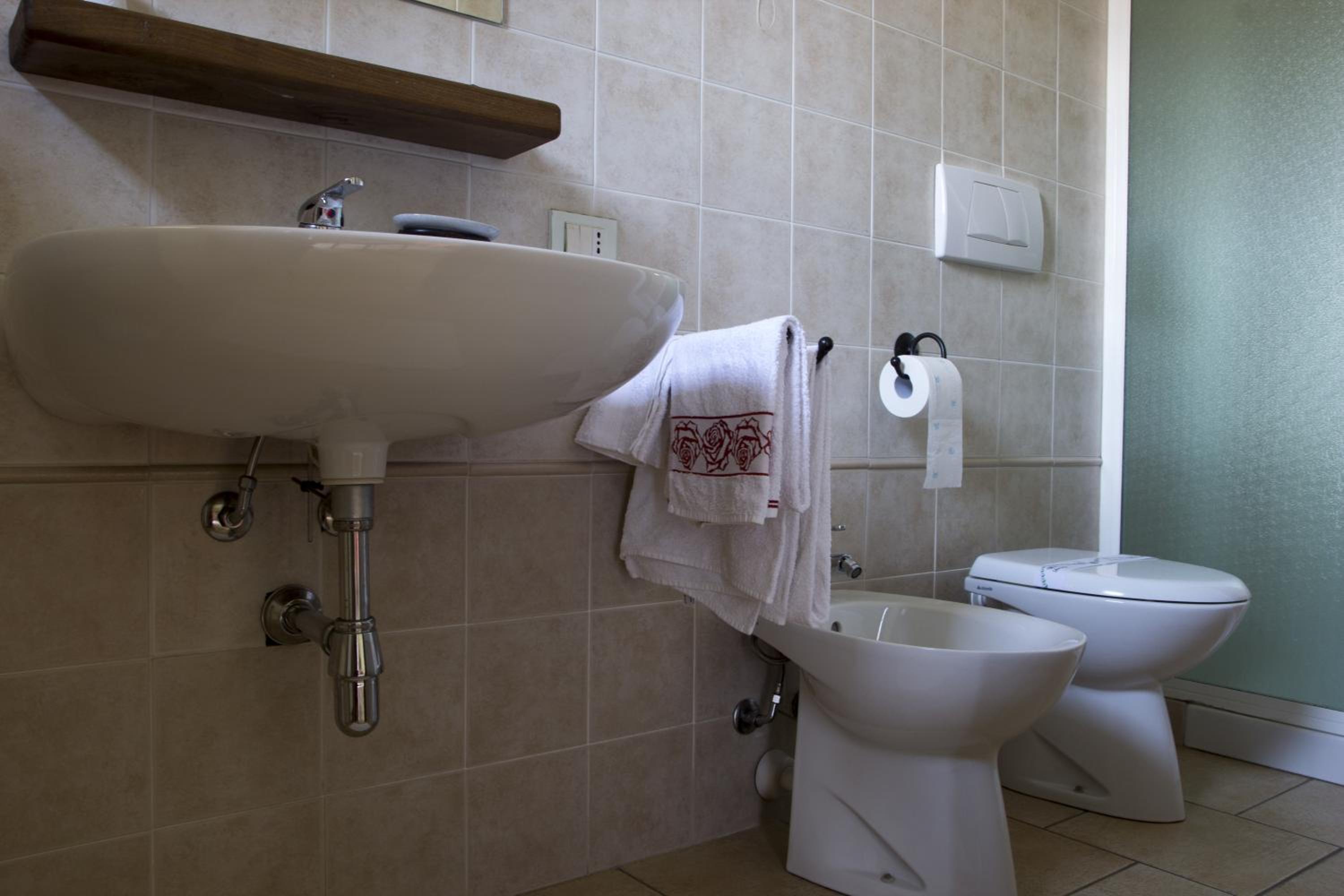 Double or Twin Room with Private Bathroom - Photo 14