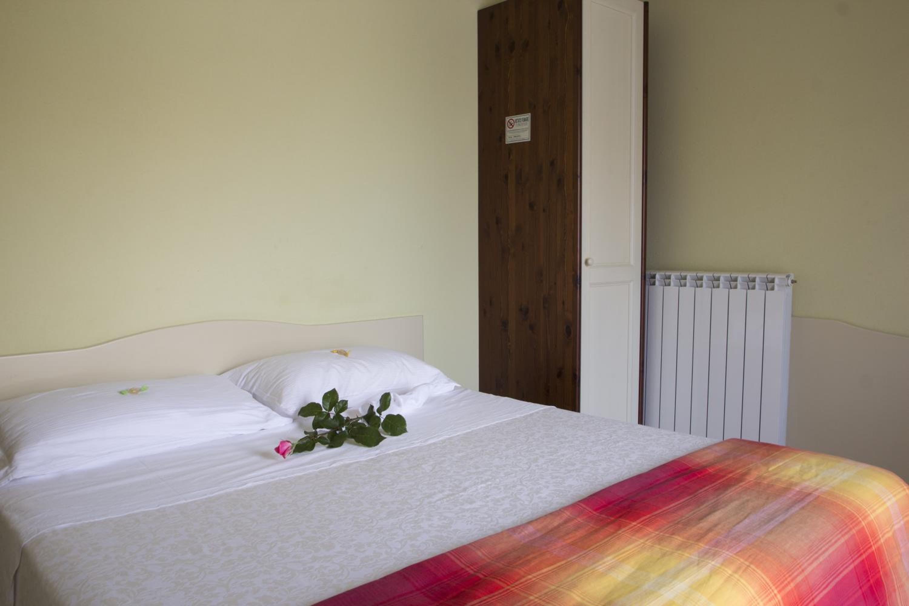 Double or Twin Room with Private Bathroom - Photo 4